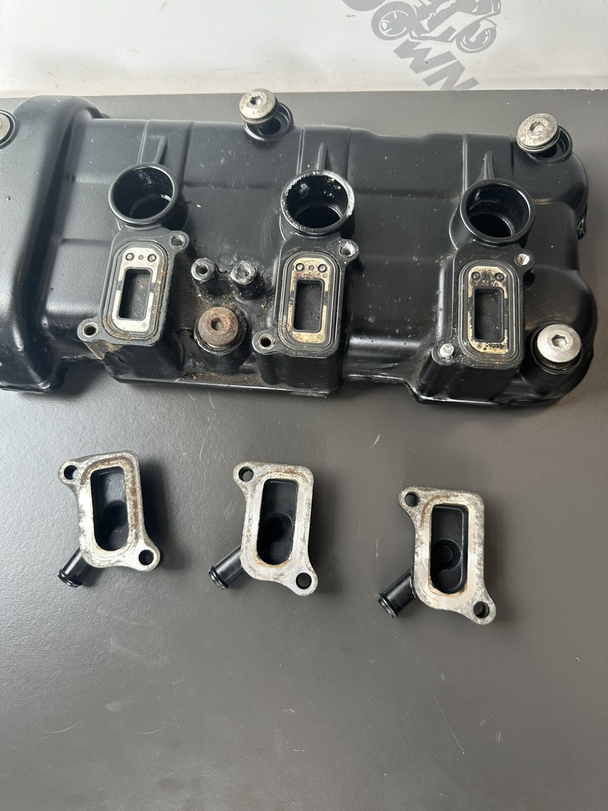 Speed Triple 1050 Engine Rocker Cam Cover Genuine Triumph 2011-2015 DESCRIPTION