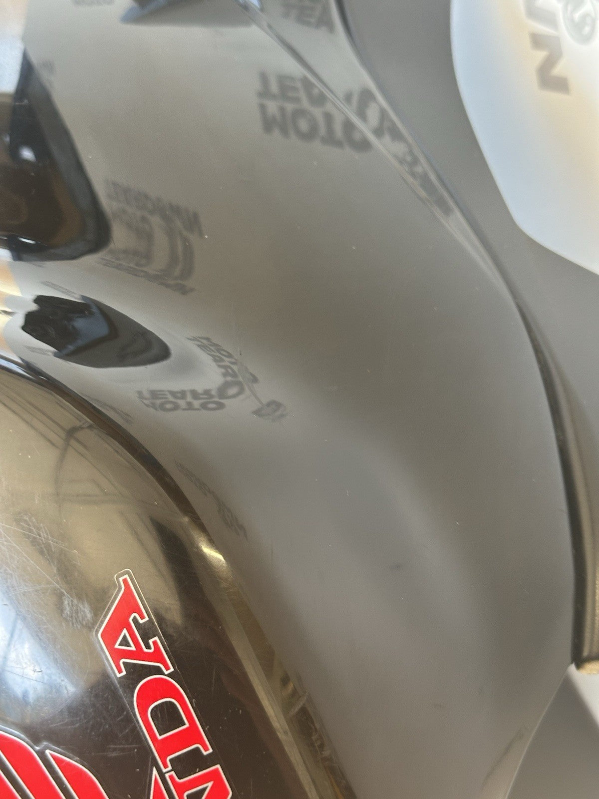 HONDA CBR1000RR Genuine Fuel Petrol Tank Centre Cover Panel Fairing 2004 2005