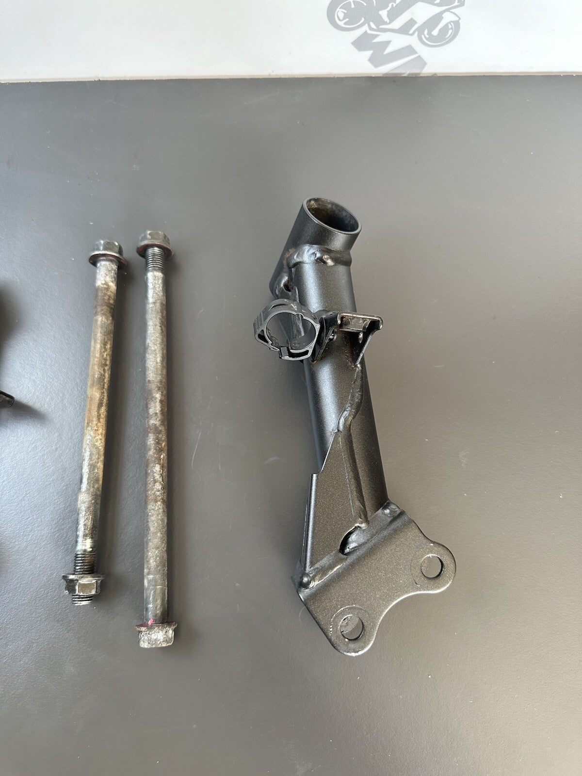 Kawasaki ZR900 Z900 ABS Left and right Side Engine Mount Bracket + Engine Bolts