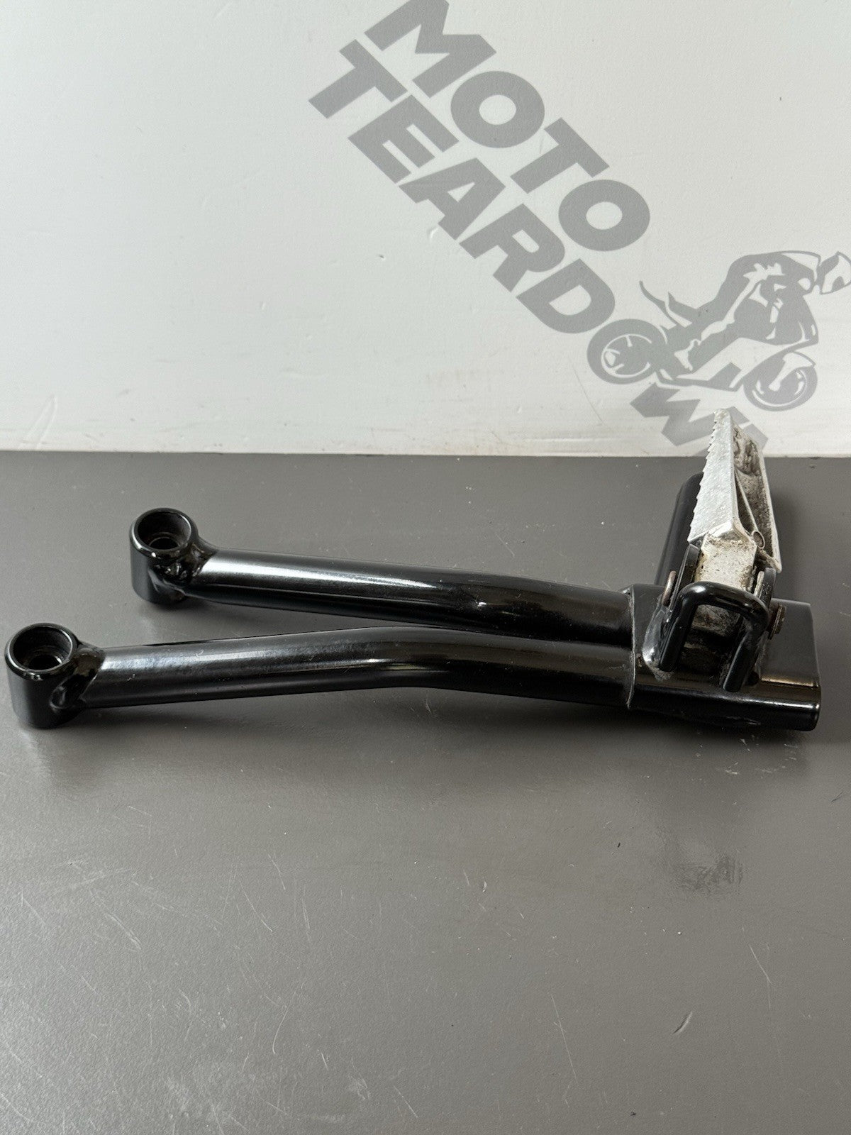 SUZUKI GSXS 125 LEFT PILLION FOOT REST LEFT PILLION FOOT HANGER OEM 2017-2021