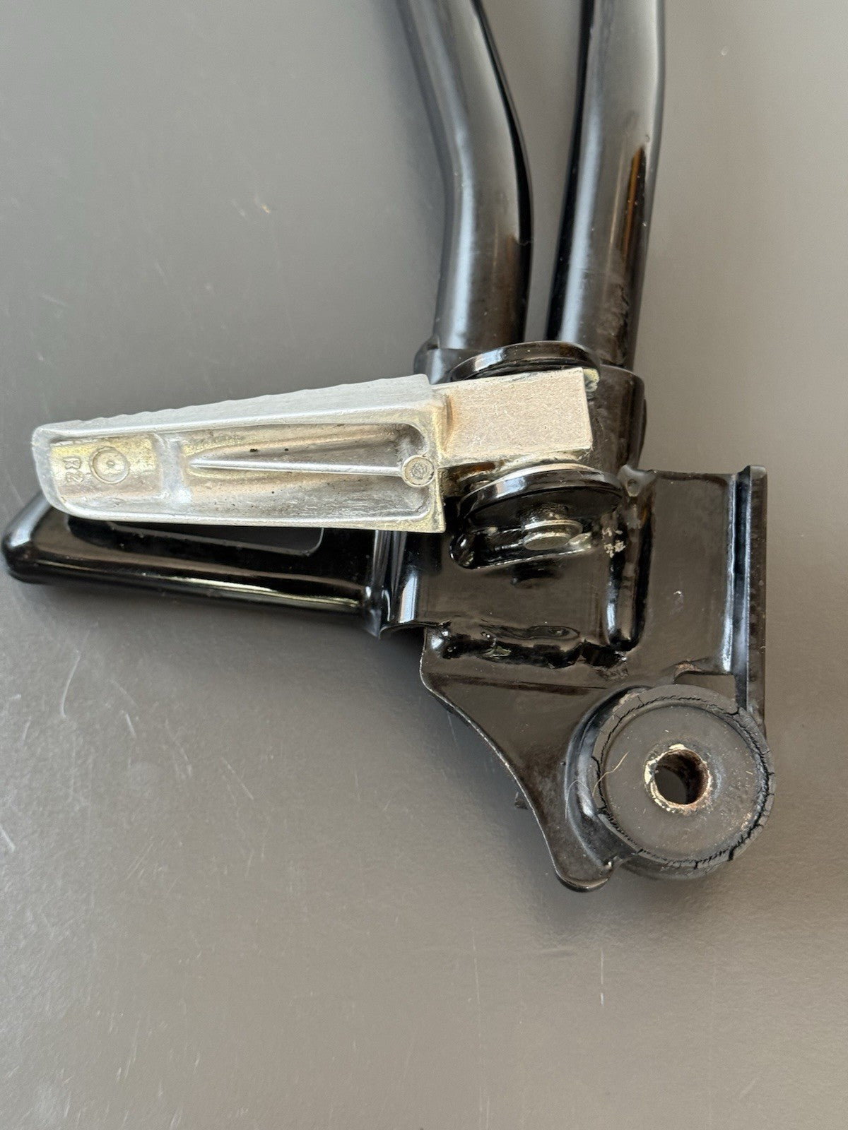 SUZUKI GSXS 125 RIGHT PILLION FOOT REST RIGHT PILLION FOOT HANGER OEM 2017-