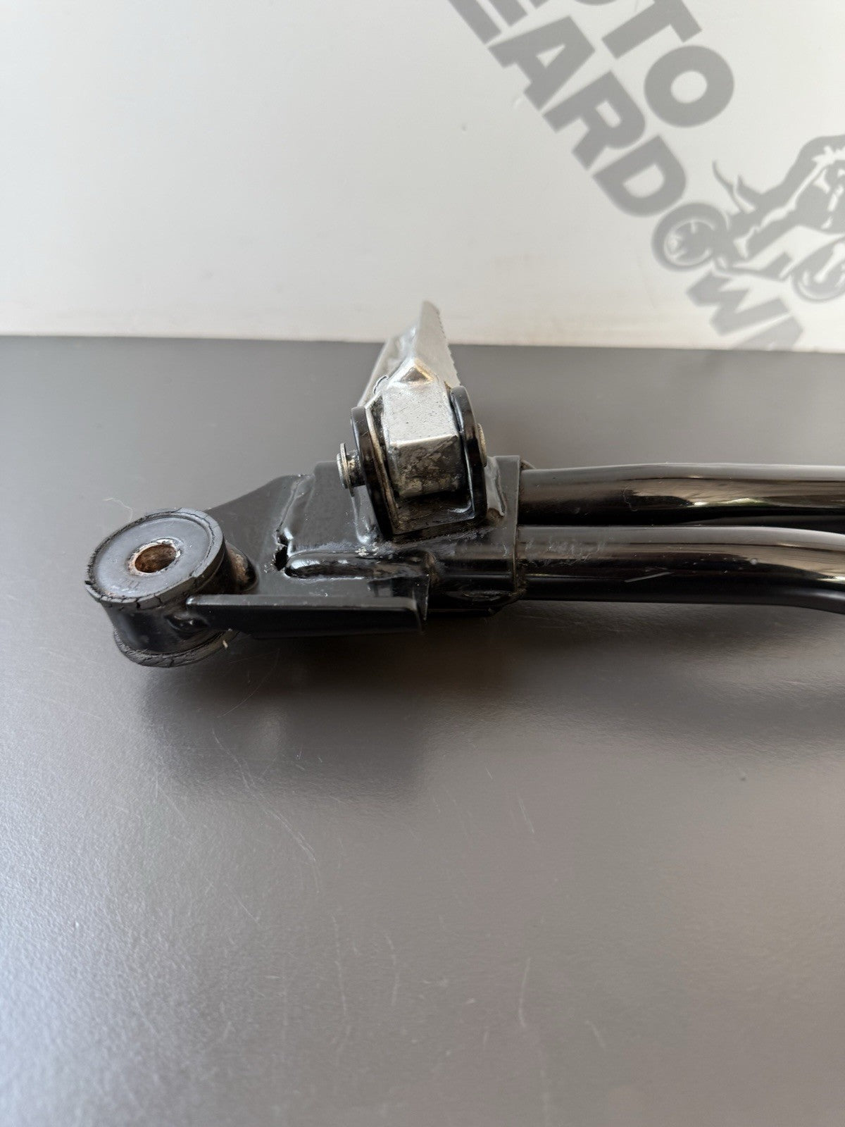 SUZUKI GSXS 125 RIGHT PILLION FOOT REST RIGHT PILLION FOOT HANGER OEM 2017-
