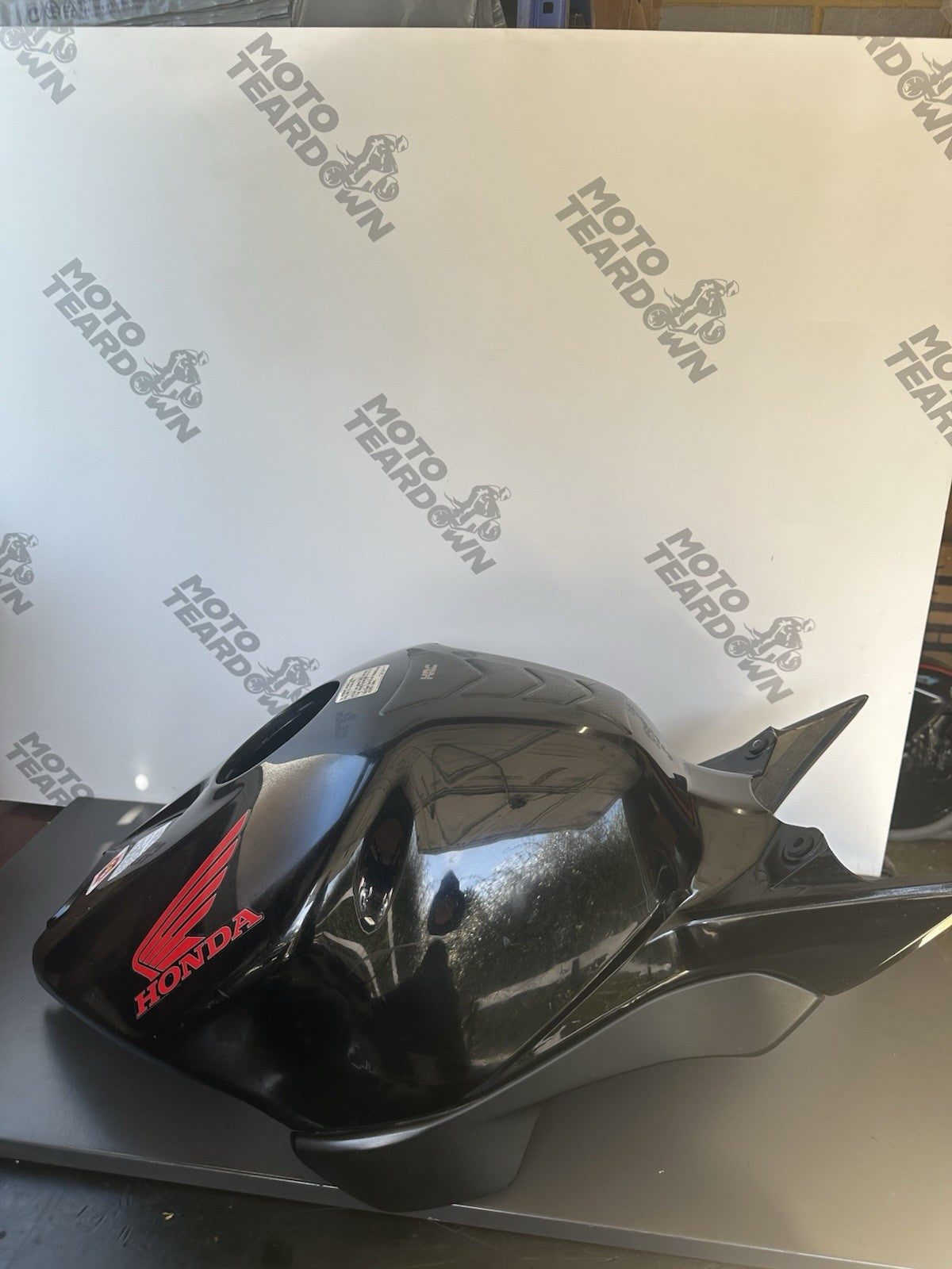 HONDA CBR1000RR Genuine Fuel Petrol Tank Centre Cover Panel Fairing 2004 2005