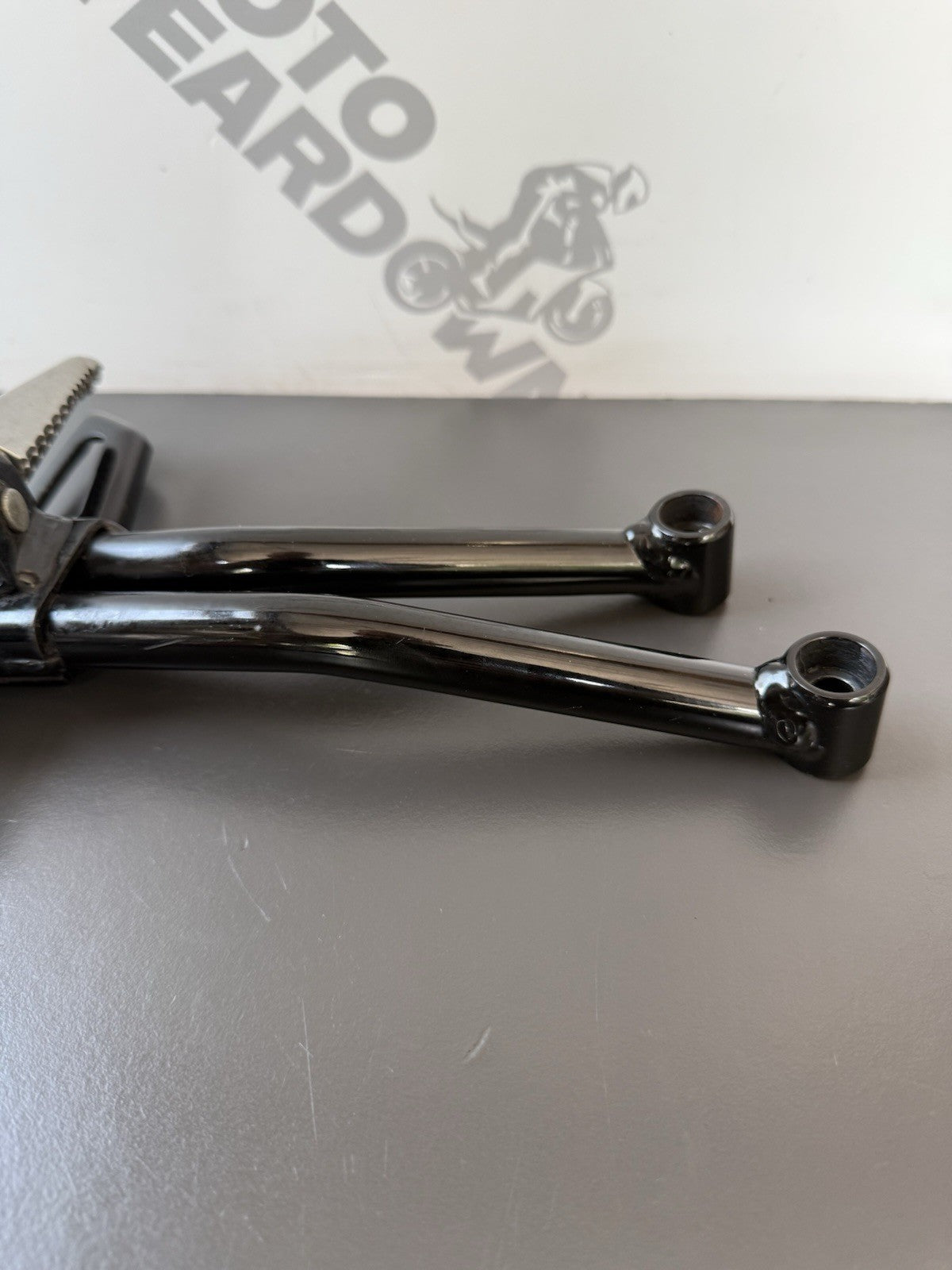 SUZUKI GSXS 125 RIGHT PILLION FOOT REST RIGHT PILLION FOOT HANGER OEM 2017-