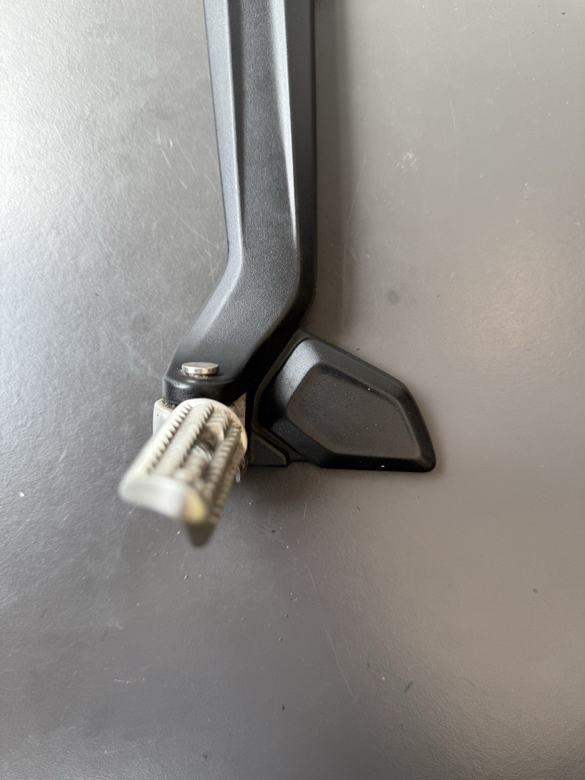 TRIUMPH TRIDENT 660 Left Rear Footrest Hanger - T2086605 2021-2024 Left Footrest