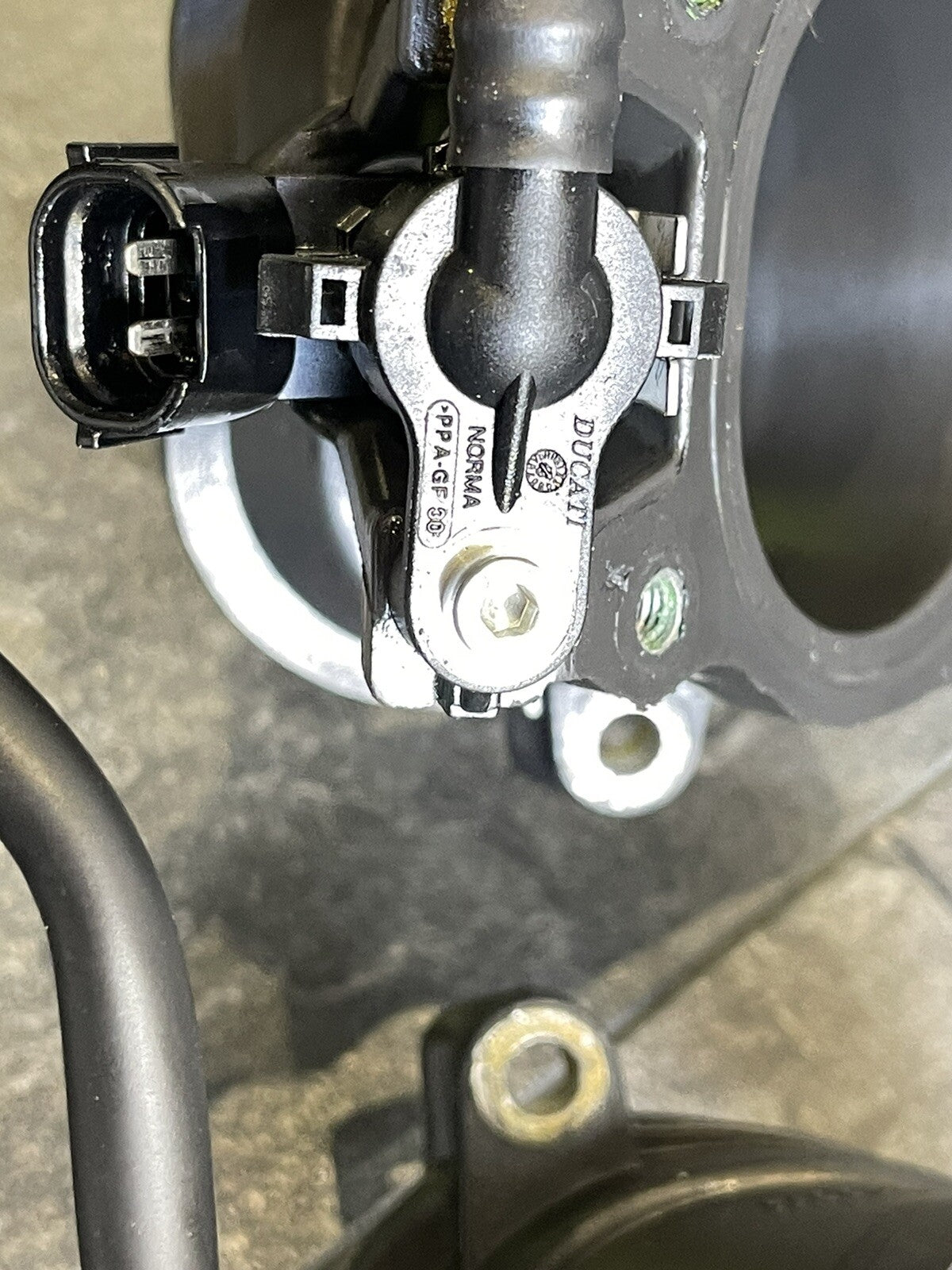 Ducati Panigale V4S V4 2018-2021 Bottom Injectors Air Funnel Only 2986 Miles OEM