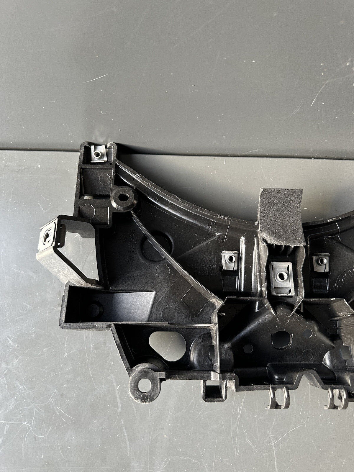TRIUMPH STREET TRIPLE 765RS 2017-19 REAR SEAT LATCH BRACKET BRIDGE OEM 2070384
