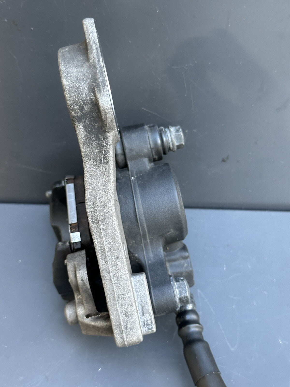 YAMAHA YZF R1 REAR BRAKE CALLIPER CALIPER WITH HANGER BRACKET 09-14 OEM R1 Brake