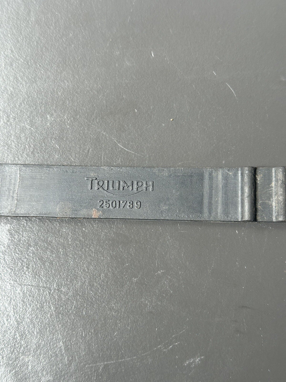 TRIUMPH STREET TRIPLE 675 BATTERY STRAP 2013 - 2016 T2501789 12,409 Miles Strap