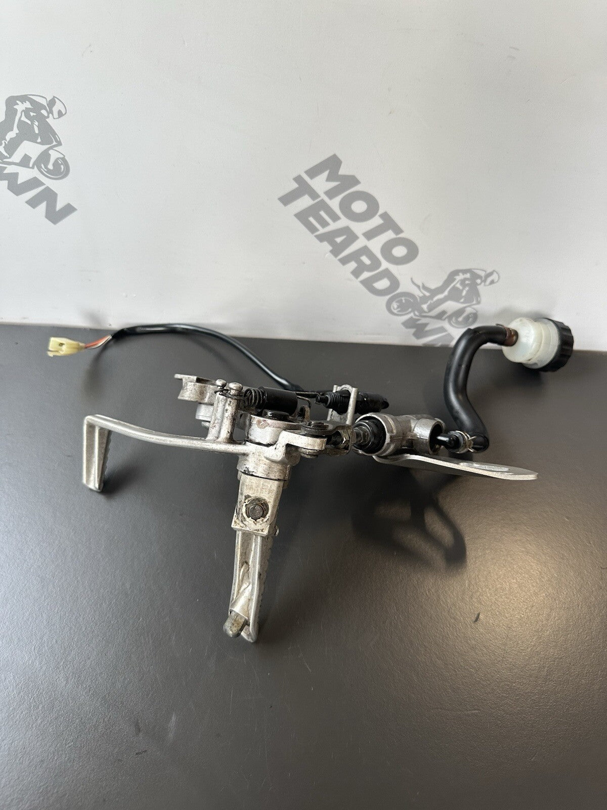 GSXR 600 GSXR 750 RIGHT Footrest Right Foot Assembly 2011-2017 L1-L7 OEM