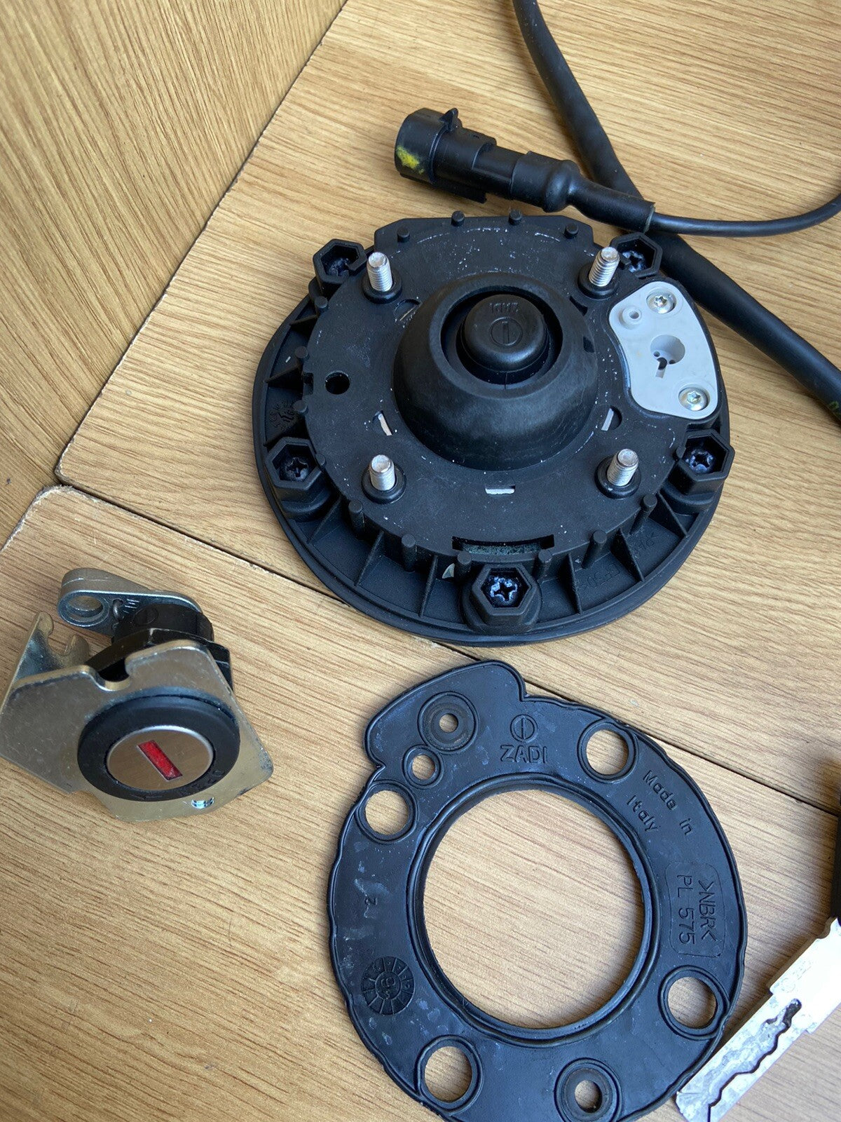 Aprilia Tuono V4 1100 FACTORY 2017 Lockset Ignition Key ECU Fuel Cap OEM RSV4