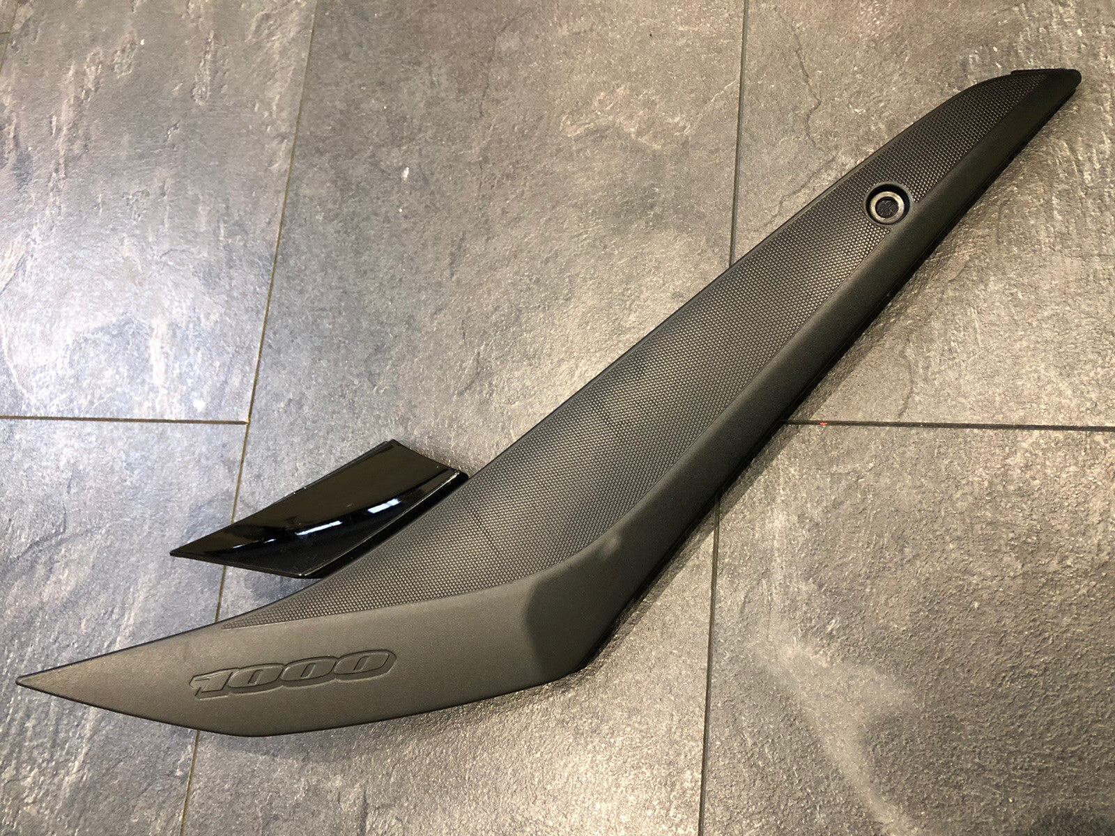 Suzuki GSXR 1000 2020 Right Tank Seat Fairing Panel 2017-2020 OEM L7 L8 L9 M0