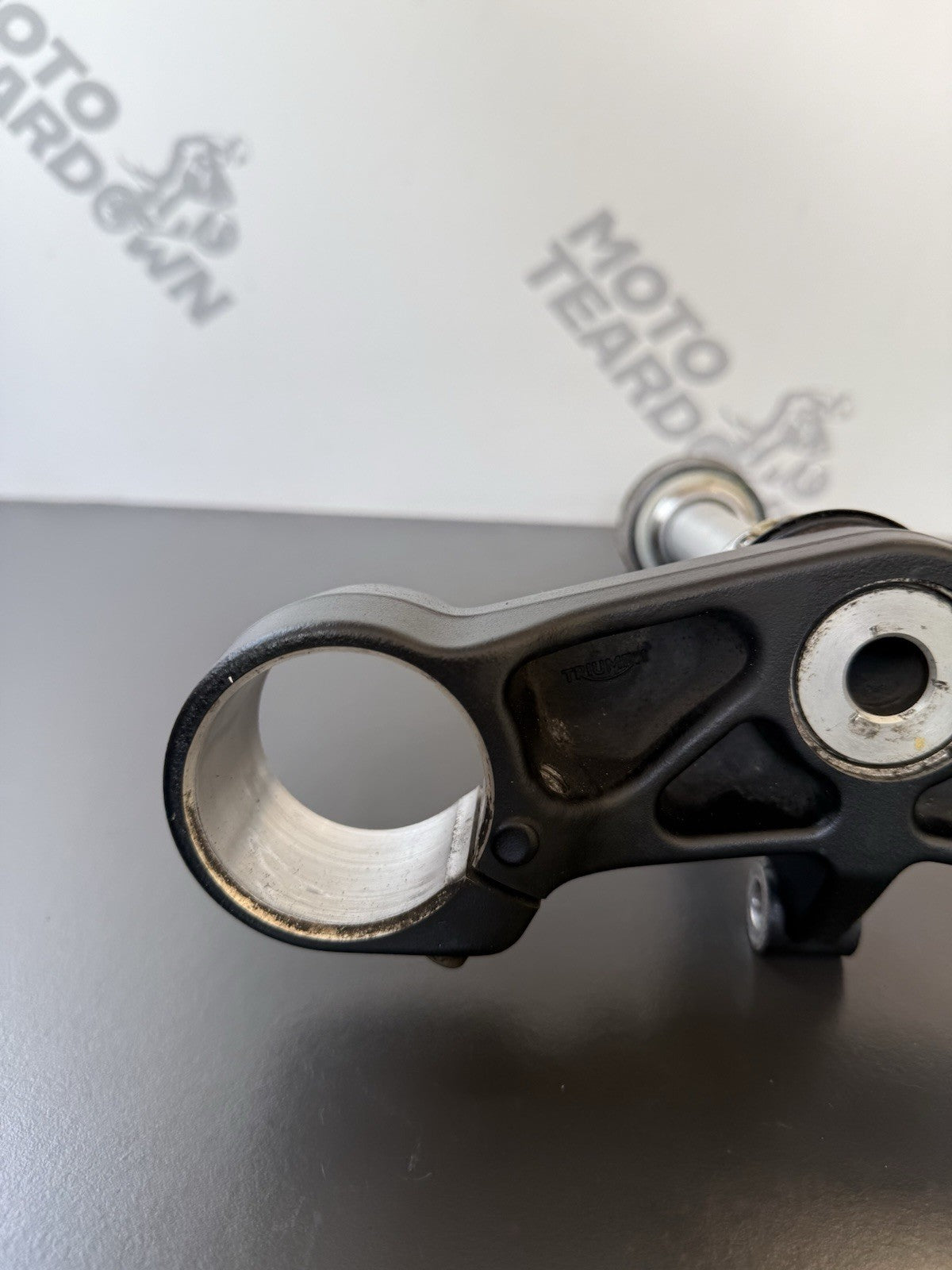 TRIUMPH TRIDENT 660 BOTTOM YOKE LOWER CLAMP YEAR 2021-2024 T2043096 DESCRIPTION