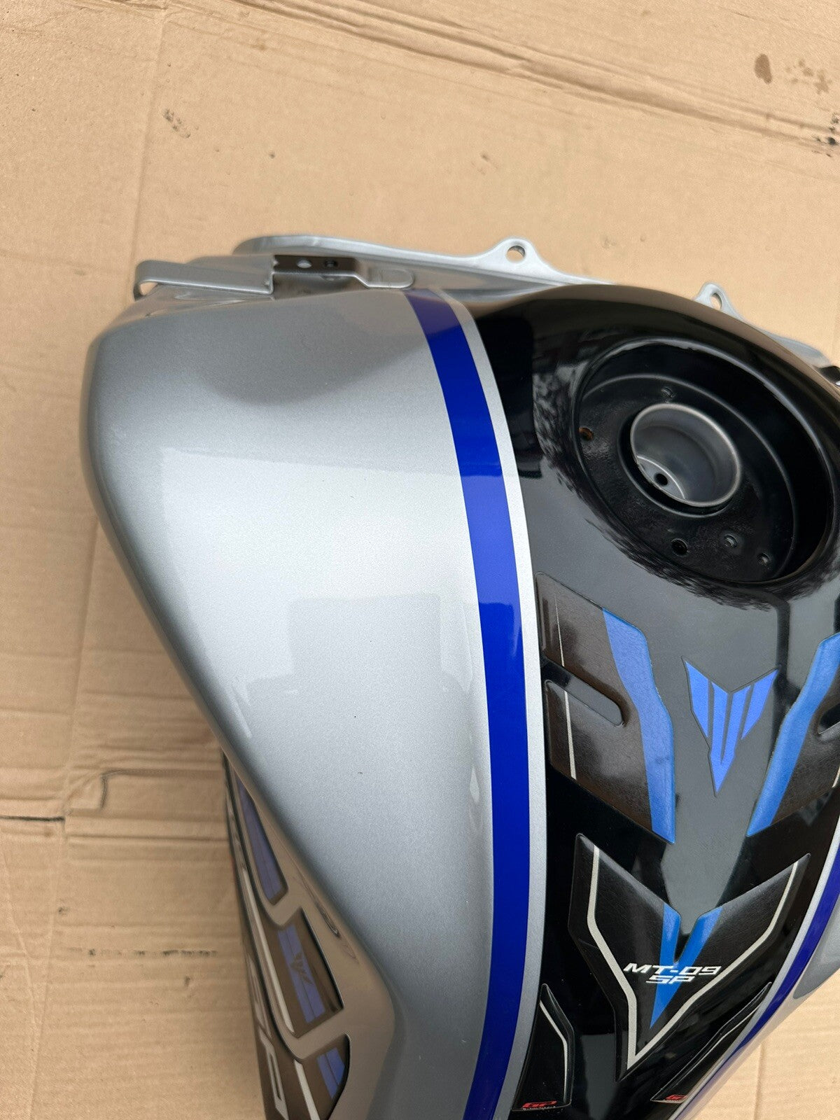 YAMAHA MT-09 SP MT09SP Fuel Tank Petrol Tank B7NY24100004 *DENTED* OEM 2021 -