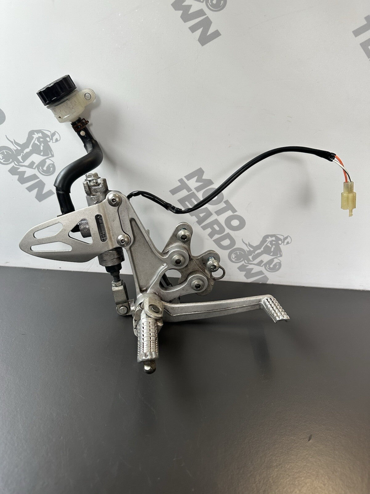 GSXR 600 GSXR 750 RIGHT Footrest Right Foot Assembly 2011-2017 L1-L7 OEM