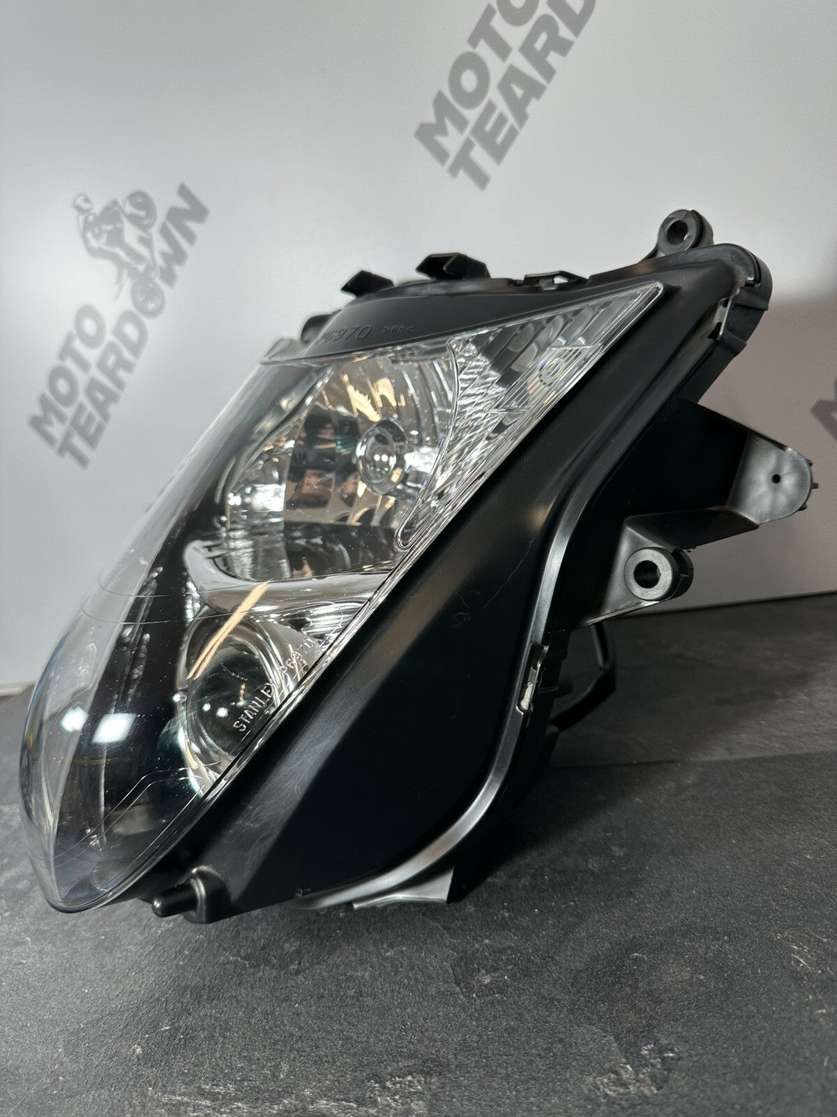 Suzuki GSXR 1300 2016 HAYABUSA Headlight Assembly Front Light 18408 Miles OEM