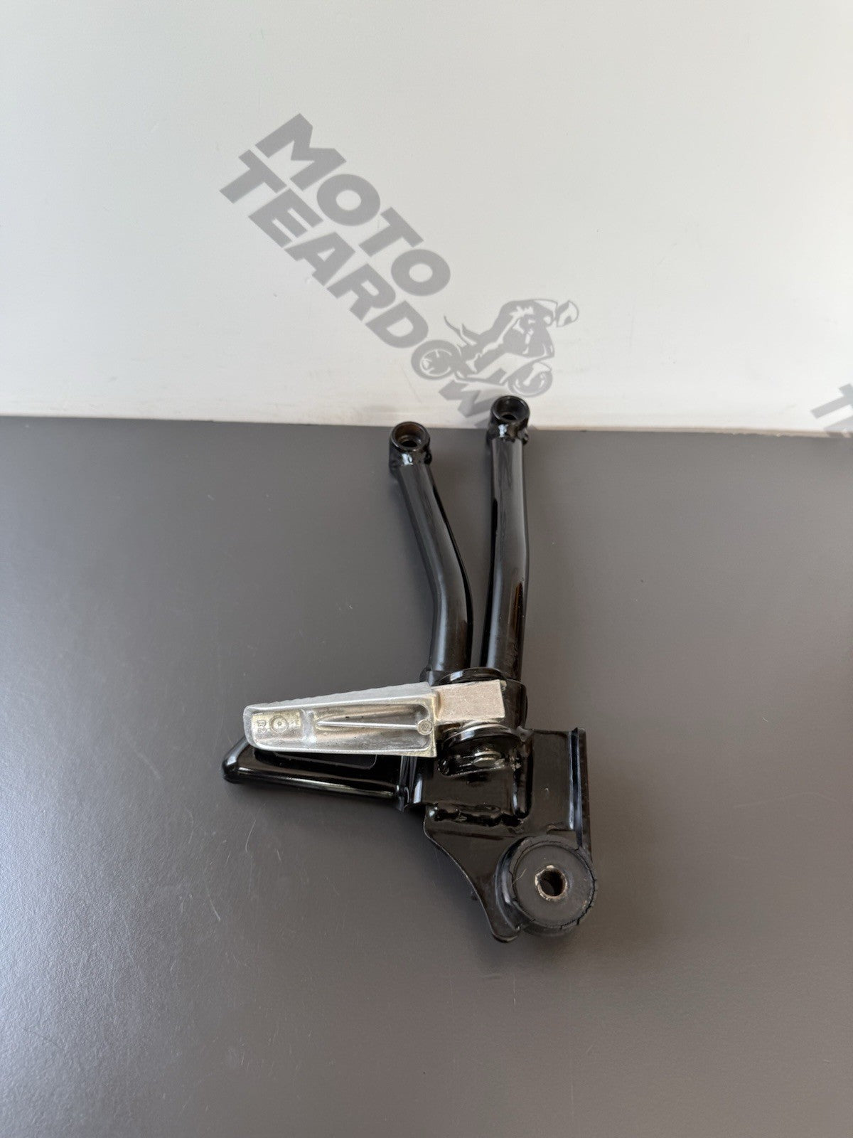 SUZUKI GSXS 125 RIGHT PILLION FOOT REST RIGHT PILLION FOOT HANGER OEM 2017-