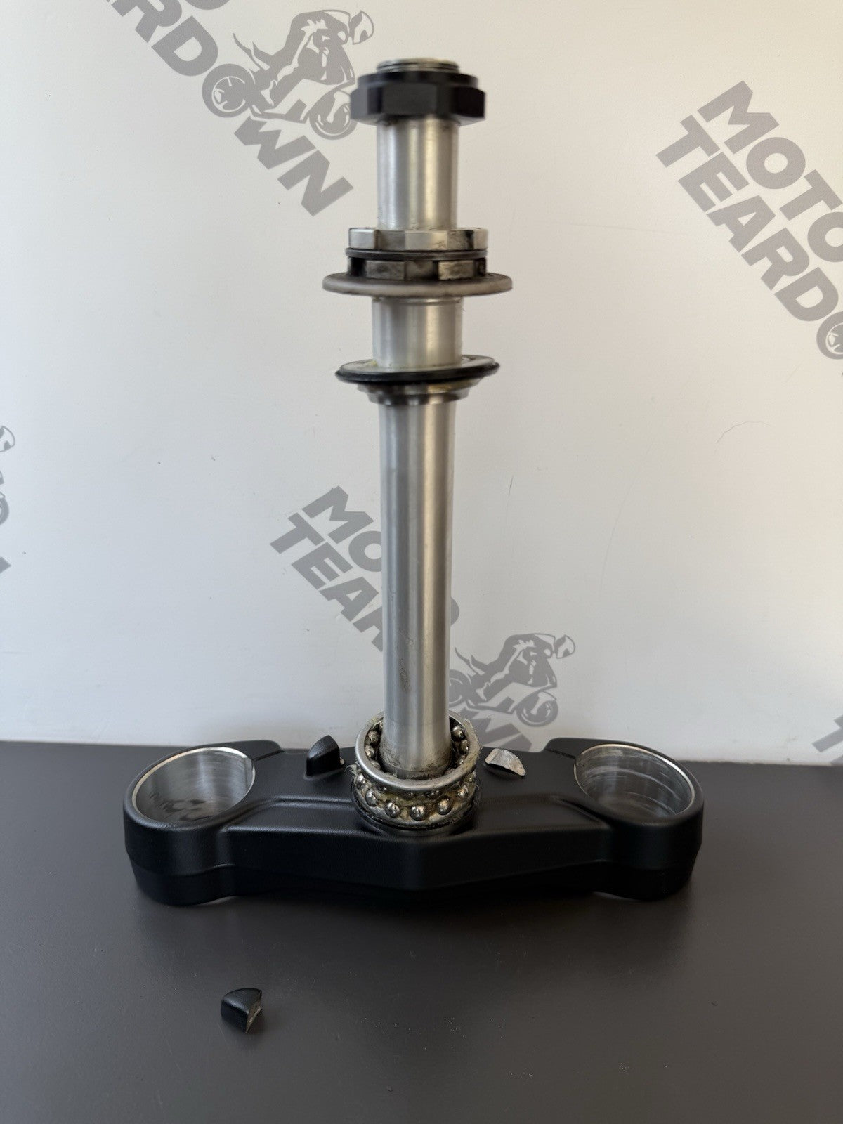 TRIUMPH TRIDENT 660 BOTTOM YOKE LOWER CLAMP YEAR 2021-2024 T2043096 DESCRIPTION