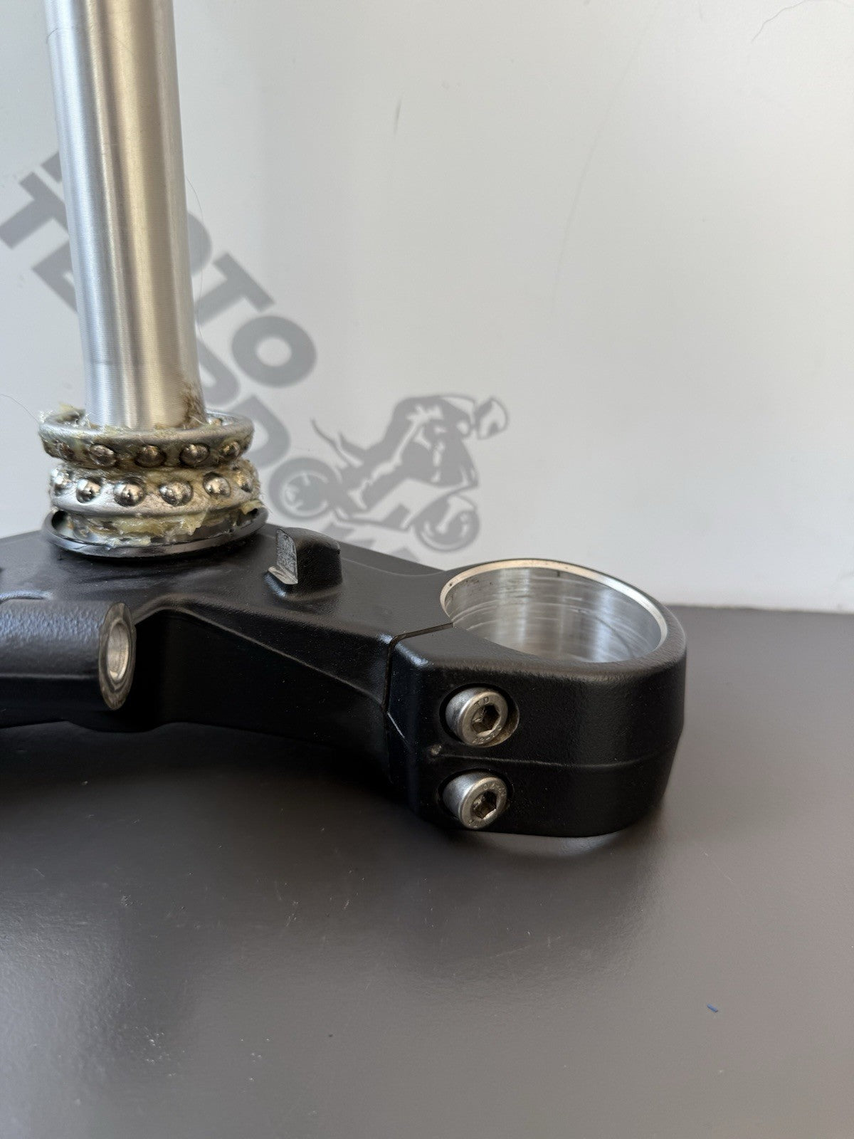 TRIUMPH TRIDENT 660 BOTTOM YOKE LOWER CLAMP YEAR 2021-2024 T2043096 DESCRIPTION