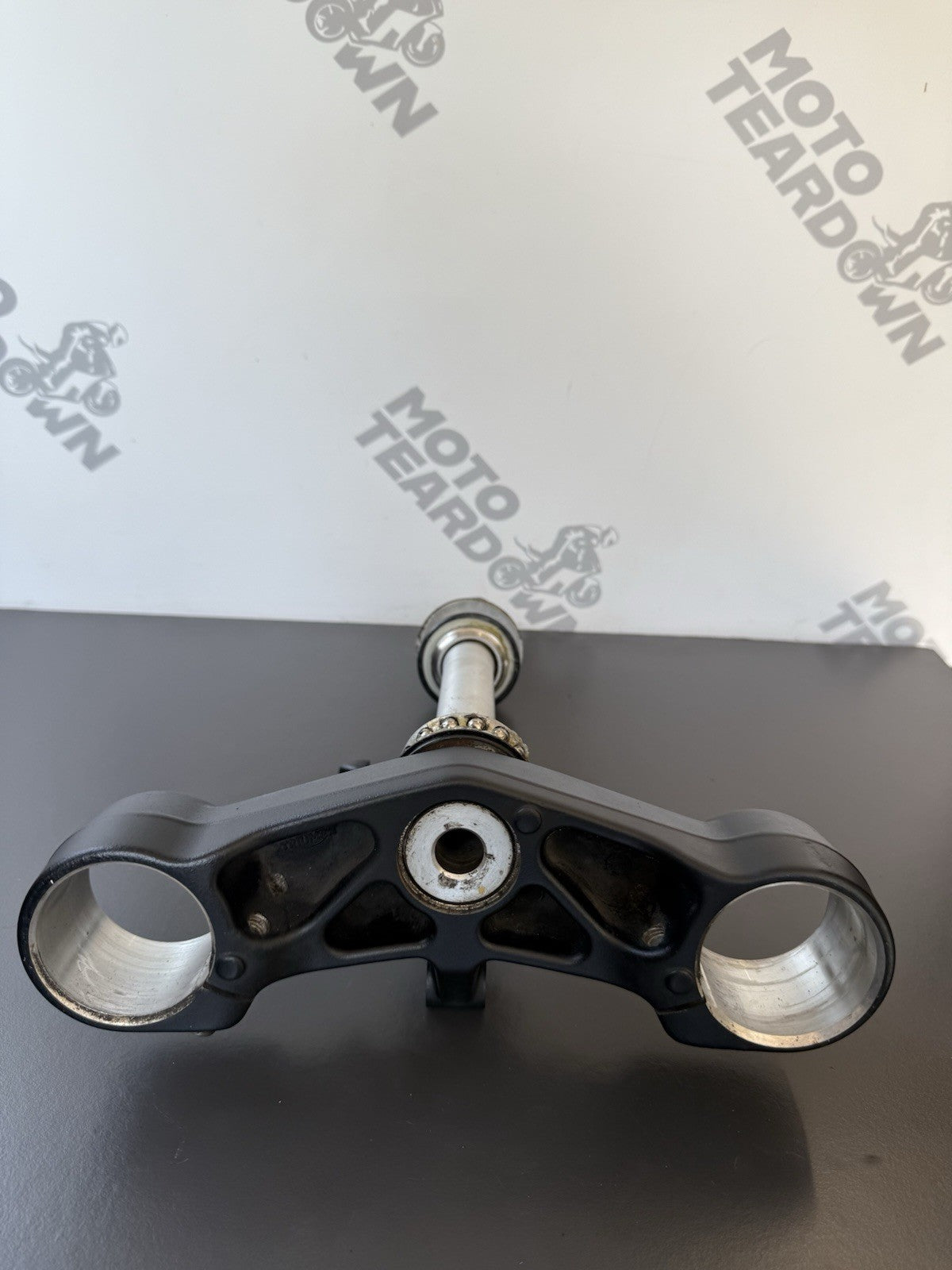 TRIUMPH TRIDENT 660 BOTTOM YOKE LOWER CLAMP YEAR 2021-2024 T2043096 DESCRIPTION