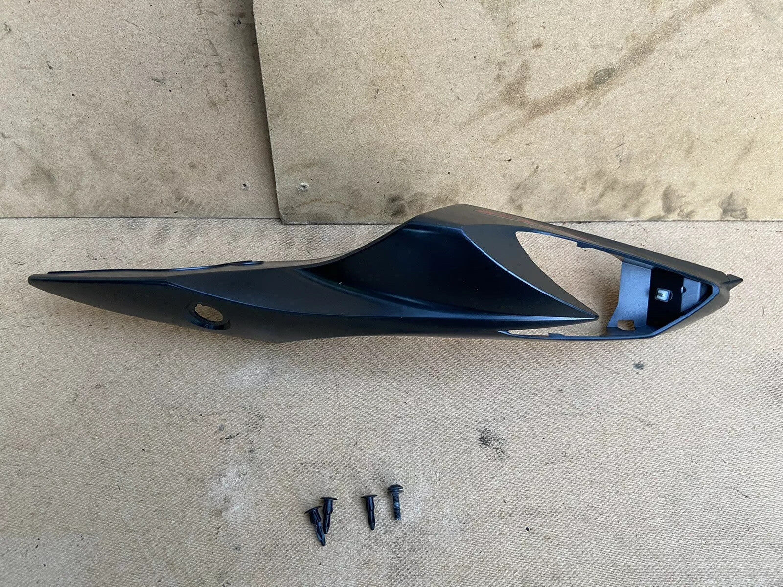 SUZUKI GSXR 600 / 750 Left REAR LEFT SIDE TAIL FAIRING COVER COWL 47211-14J 2017