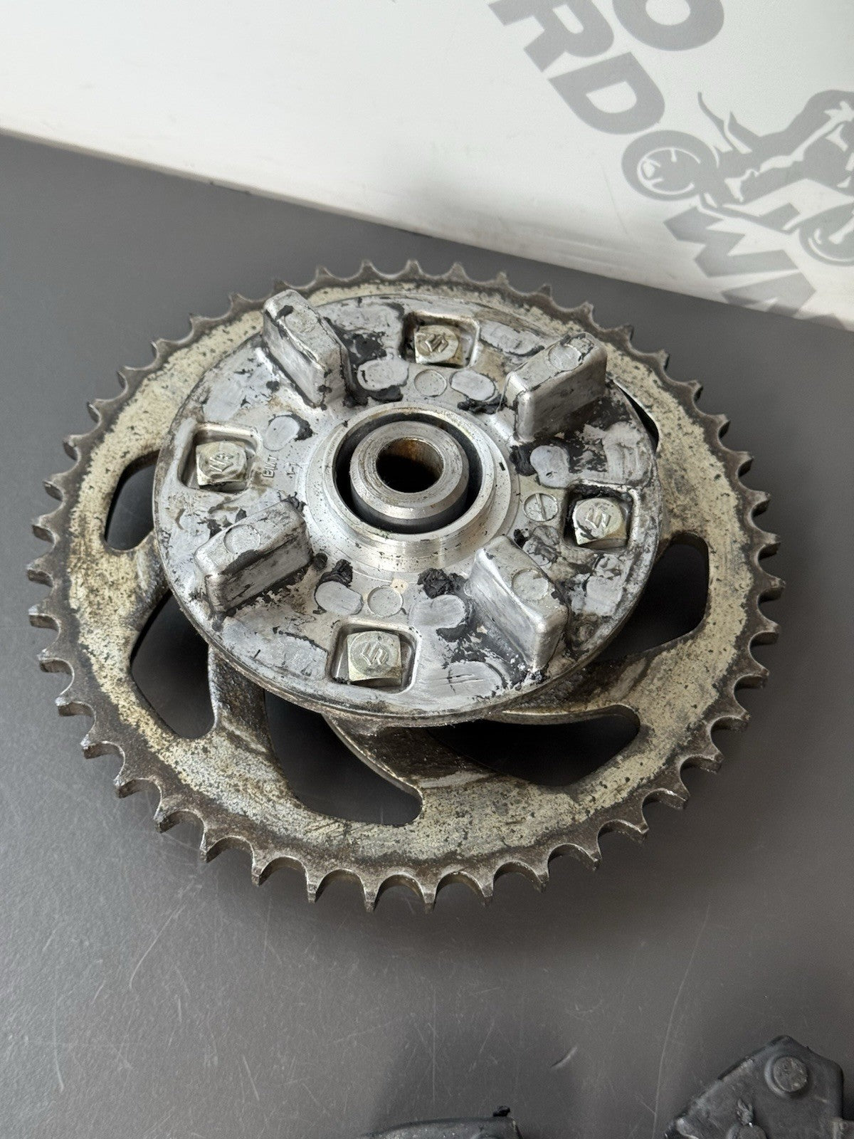 SUZUKI GSXS 125 GSXR 2017-2021 REAR SPROCKET CARRIER WITH CUSH RUBBERS *SPLIT*