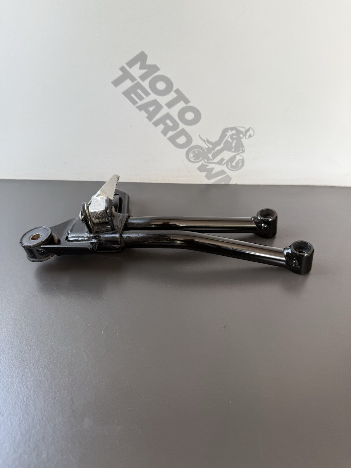 SUZUKI GSXS 125 RIGHT PILLION FOOT REST RIGHT PILLION FOOT HANGER OEM 2017-