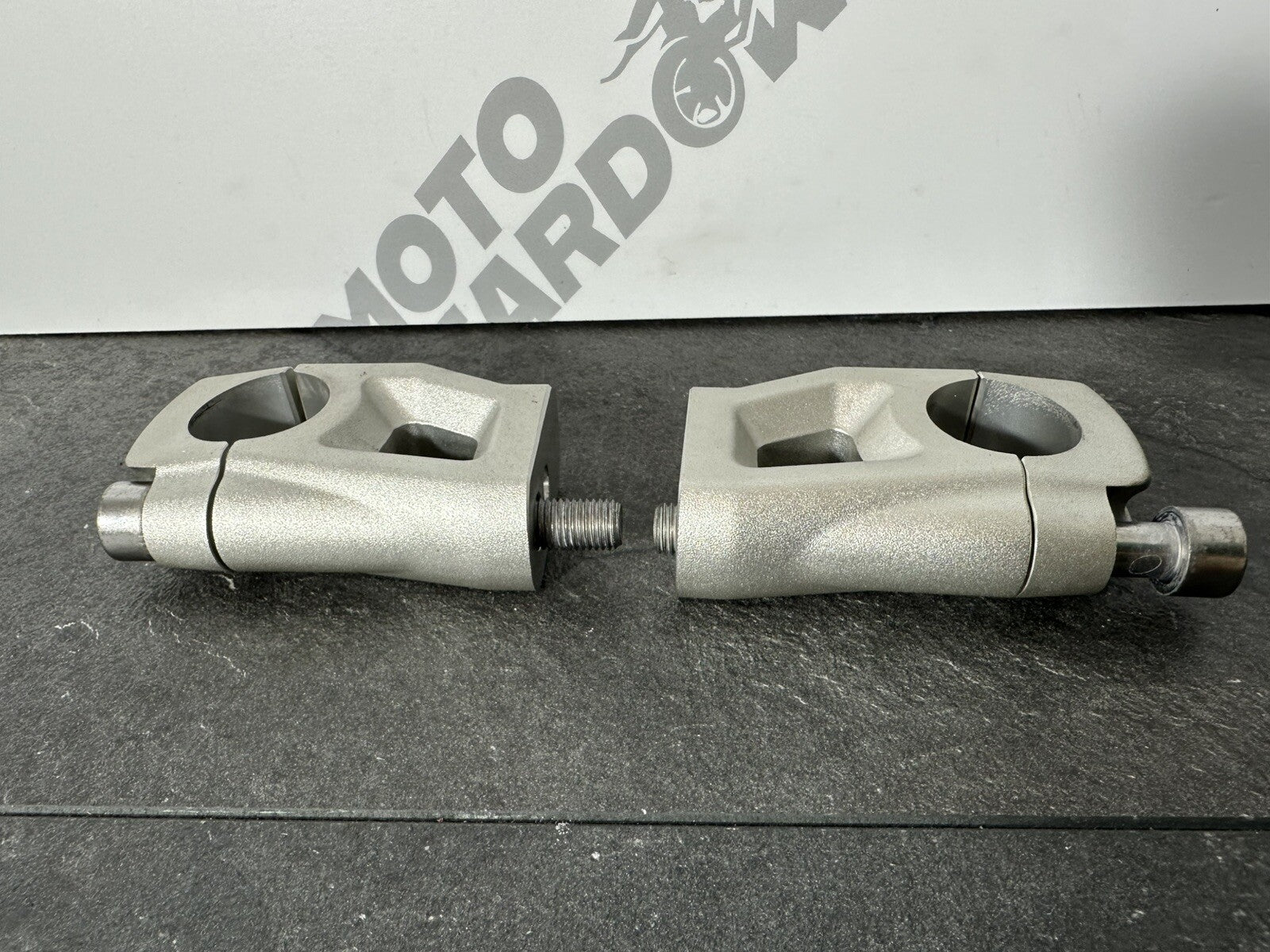Triumph TIGER 900 GT PRO 2022 Handlebar Risers Clamps 6337 Miles 2020-2023 OEM