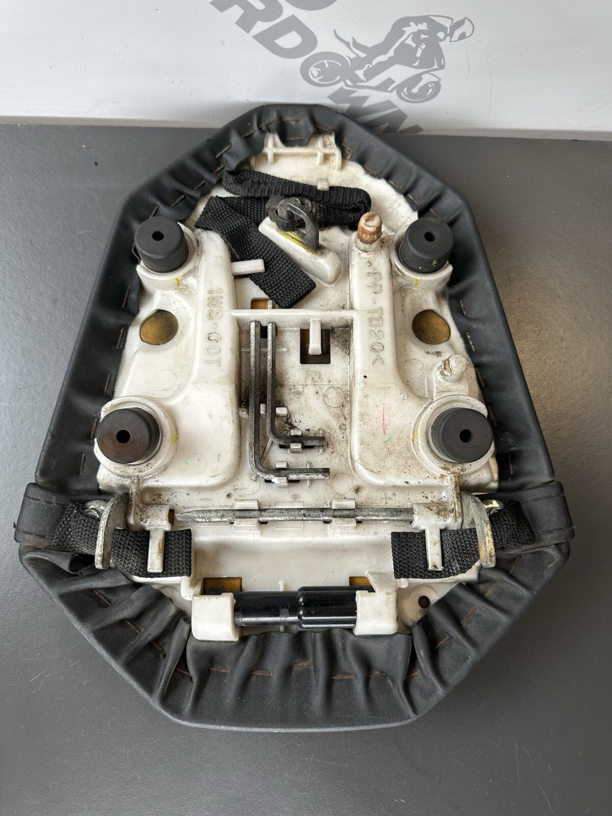 Yamaha MT-07 MT07 Rear pillion passenger seat saddle Genuine OE 2014 - 2017 TORN