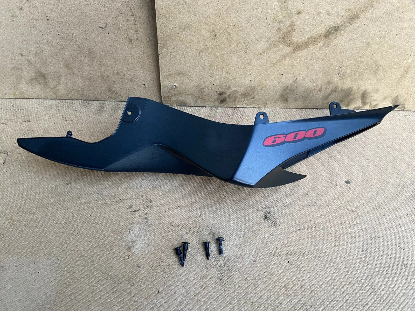 SUZUKI GSXR 600 / 750 Left REAR LEFT SIDE TAIL FAIRING COVER COWL 47211-14J 2017
