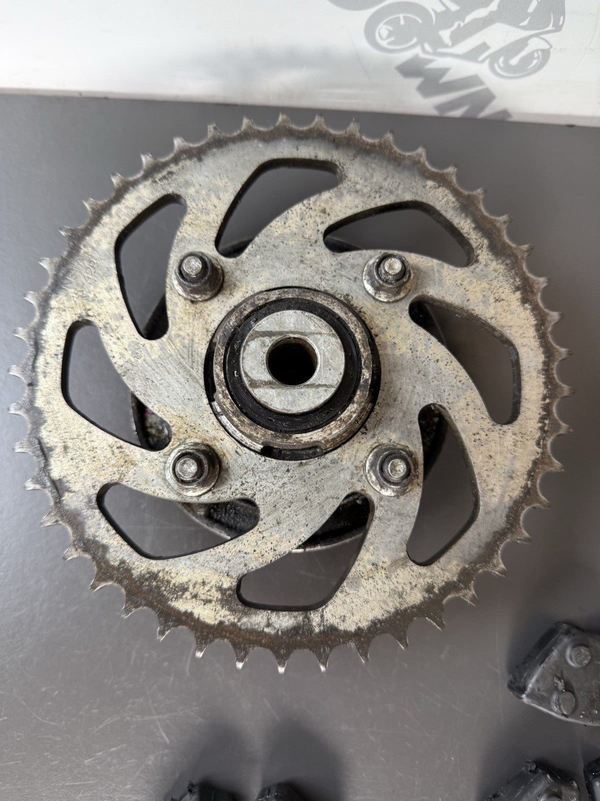 SUZUKI GSXS 125 GSXR 2017-2021 REAR SPROCKET CARRIER WITH CUSH RUBBERS *SPLIT*