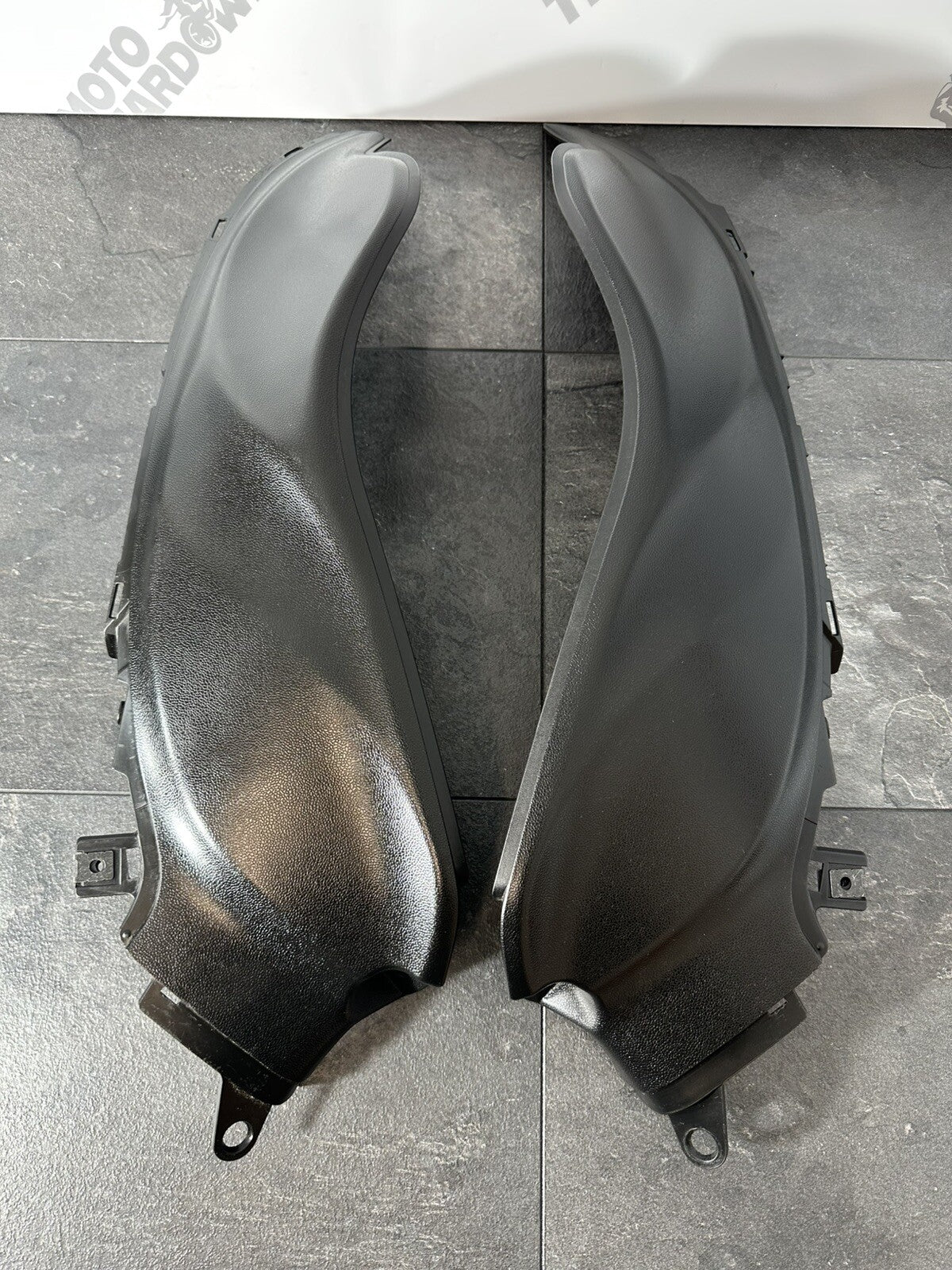Suzuki GSXR 1300 2016 HAYABUSA Side Fairing Infill Tank Panels 18408 Miles OEM
