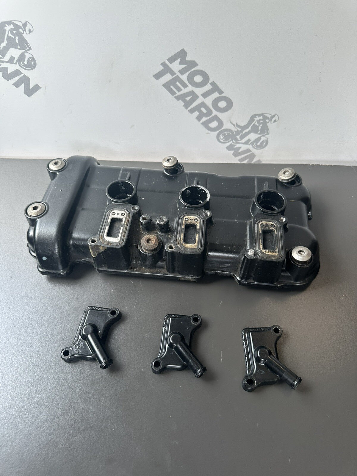 Speed Triple 1050 Engine Rocker Cam Cover Genuine Triumph 2011-2015 DESCRIPTION