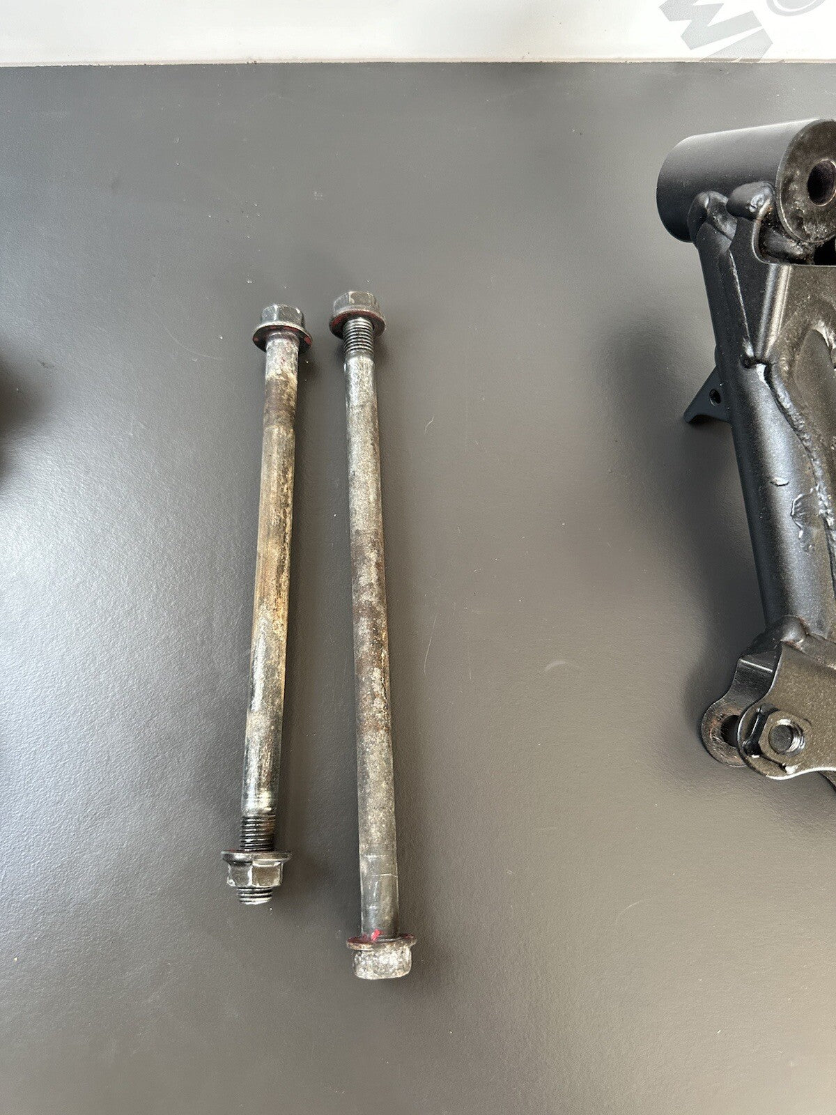 Kawasaki ZR900 Z900 ABS Left and right Side Engine Mount Bracket + Engine Bolts
