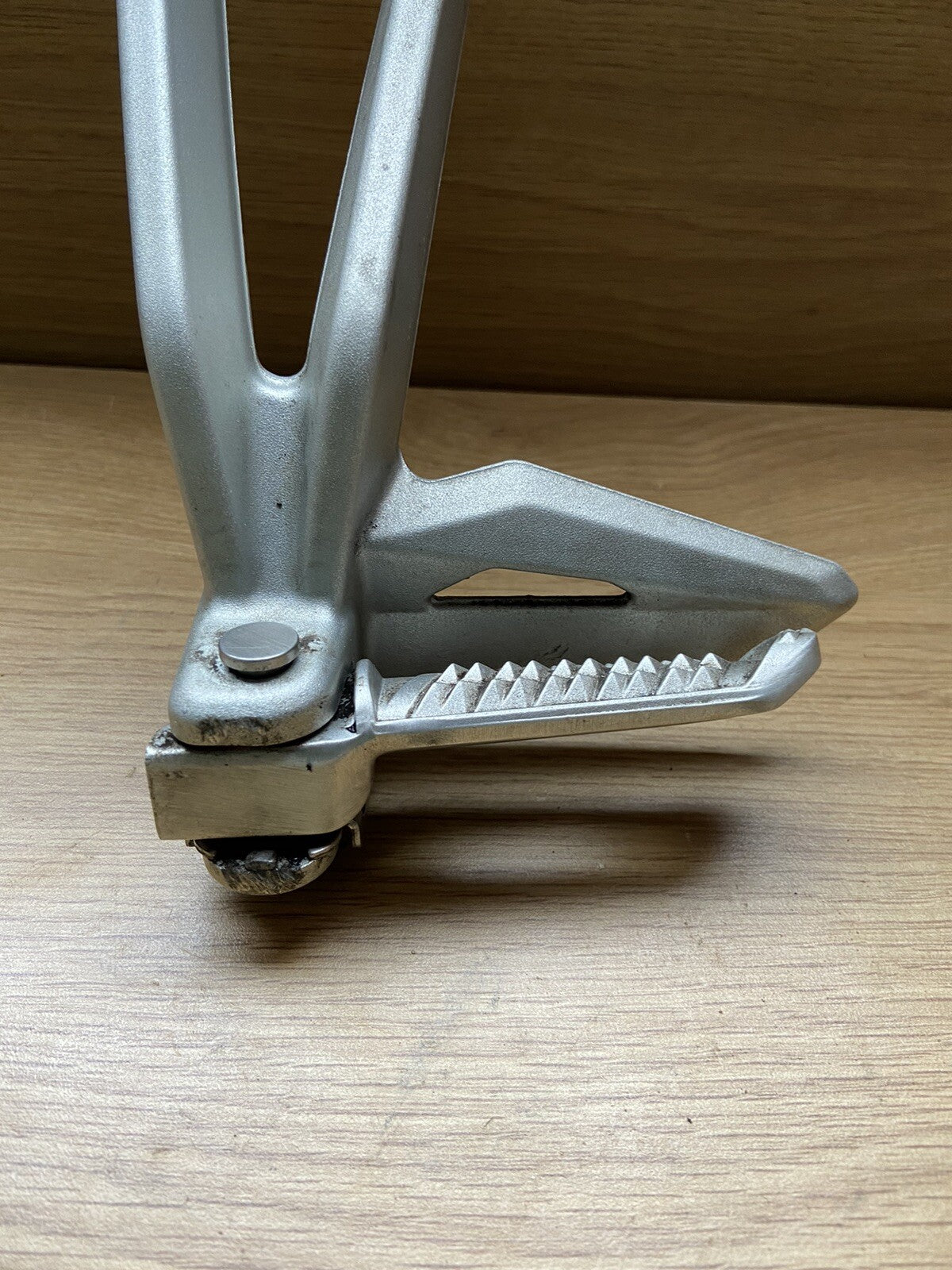 TRIUMPH STREET TRIPLE 765RS R S Left Pillion Footrest Hanger T2081987 2017-2019