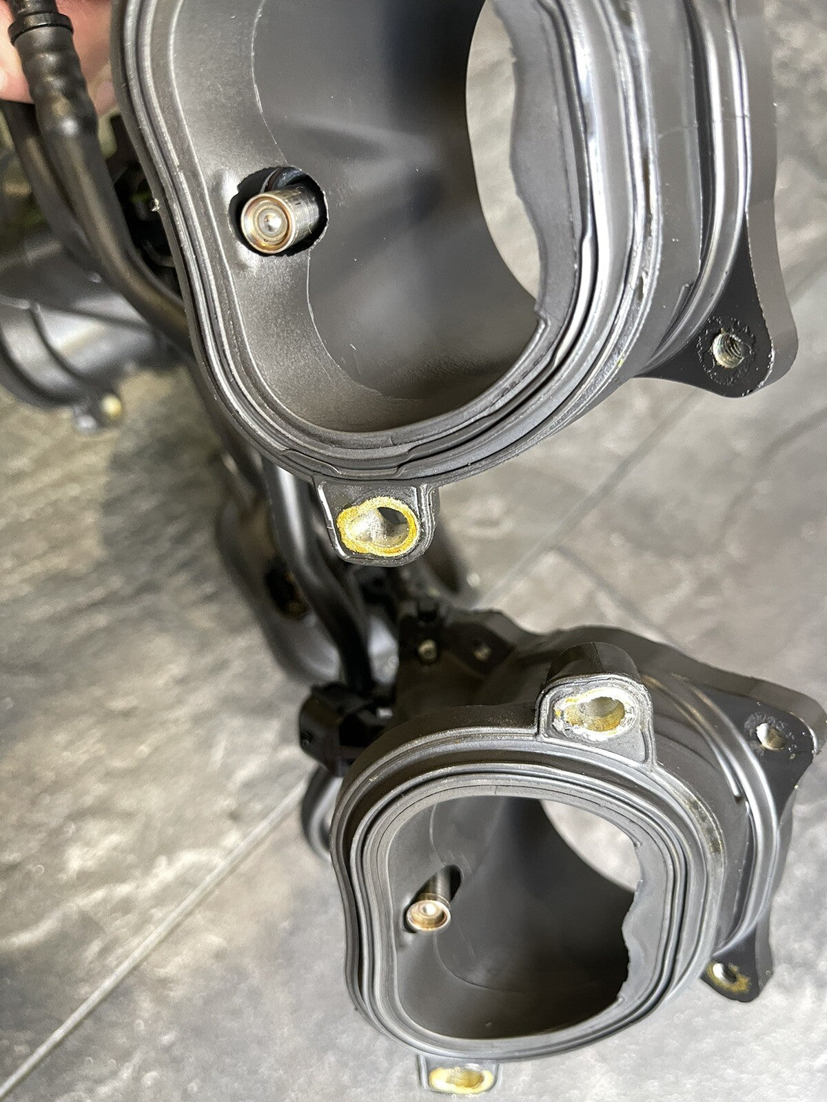 Ducati Panigale V4S V4 2018-2021 Bottom Injectors Air Funnel Only 2986 Miles OEM