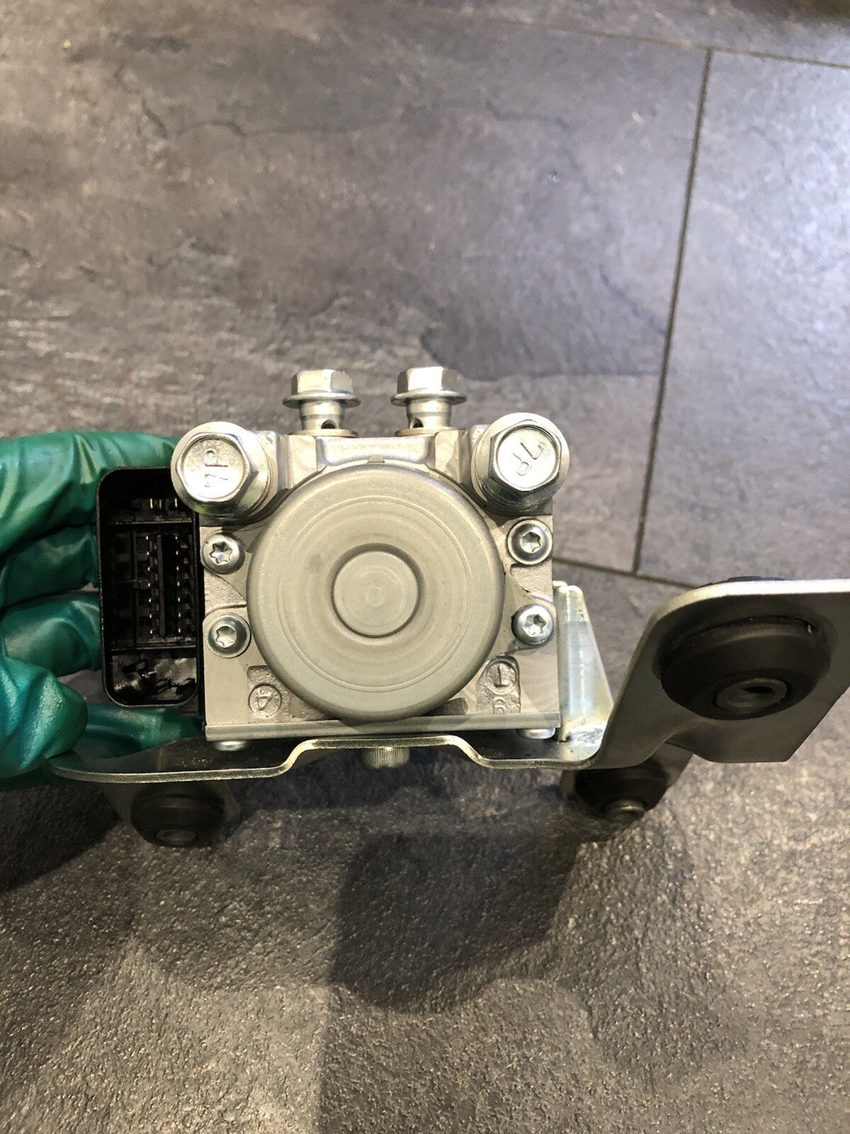 Suzuki GSXR 1000 2020 ABS Pump Modulator Controller 2017-2020 OEM L7 L8 L9