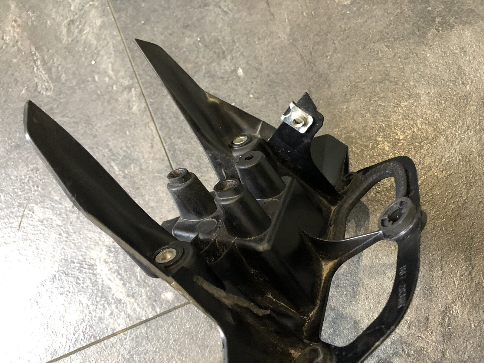 Yamaha MT10 SP 2018 Speedo Bracket Holder Front Bracket Only 5800 Miles OEM