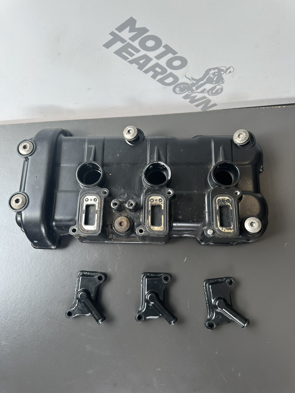 Speed Triple 1050 Engine Rocker Cam Cover Genuine Triumph 2011-2015 DESCRIPTION