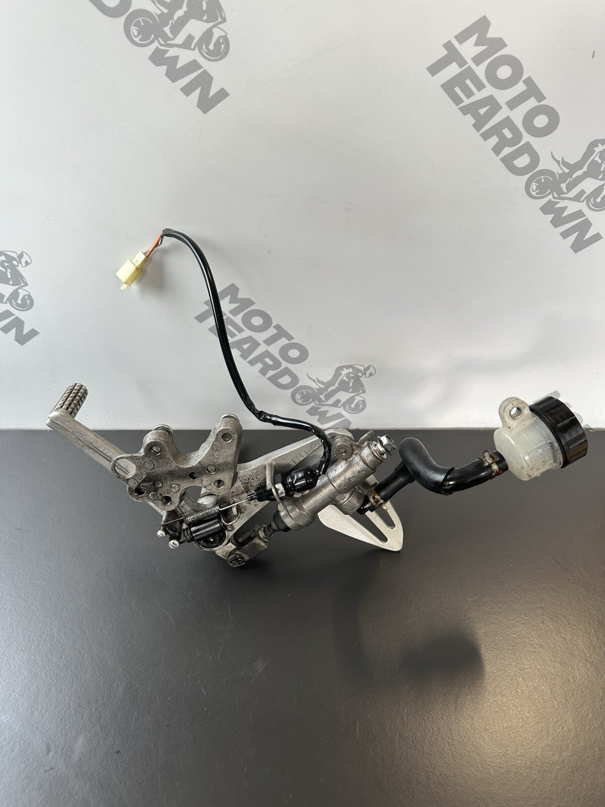 GSXR 600 GSXR 750 RIGHT Footrest Right Foot Assembly 2011-2017 L1-L7 OEM