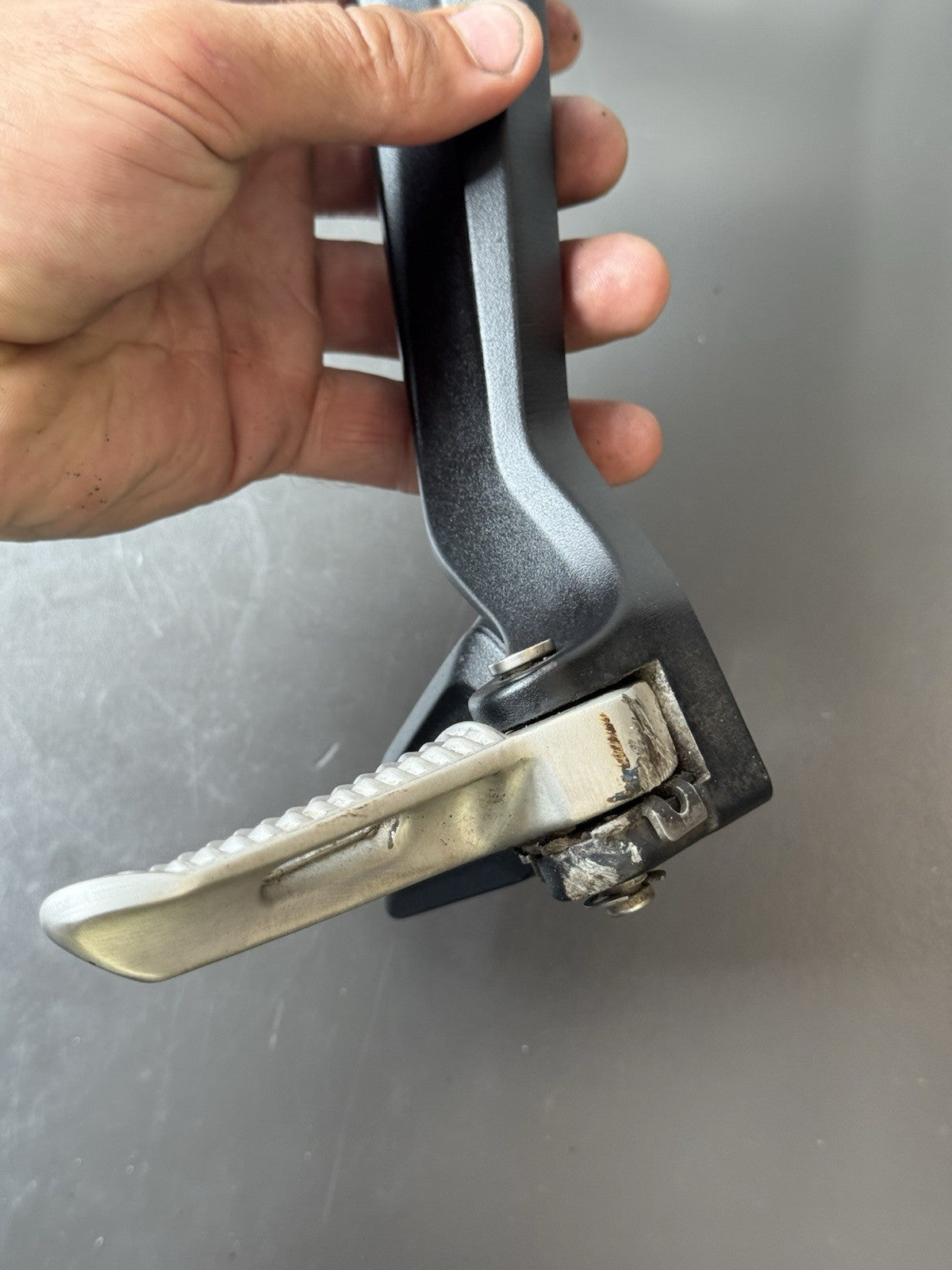 TRIUMPH TRIDENT 660 Right Rear Footrest Hanger - T2086606 2021-2024 RT Footrest