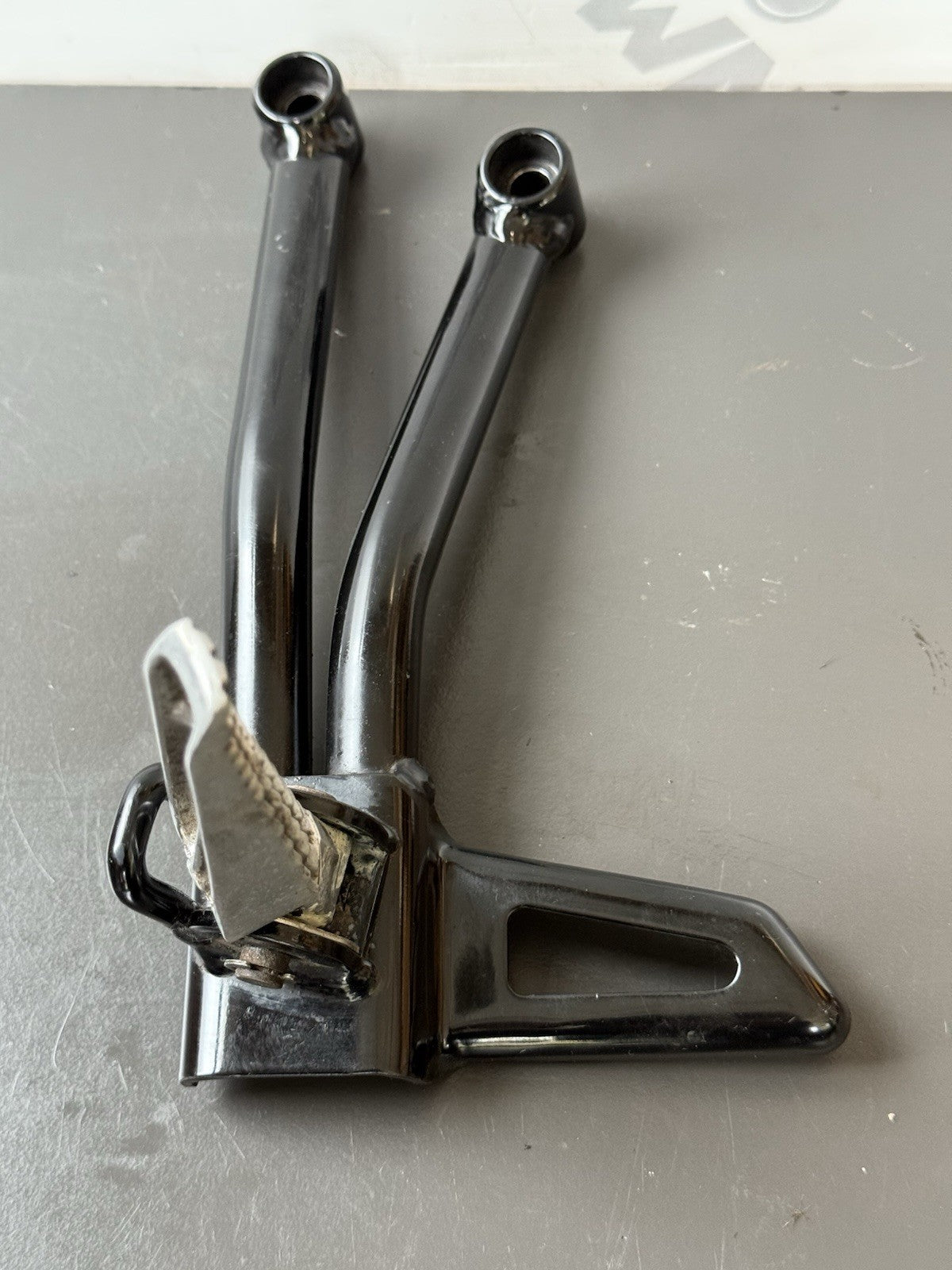 SUZUKI GSXS 125 LEFT PILLION FOOT REST LEFT PILLION FOOT HANGER OEM 2017-2021