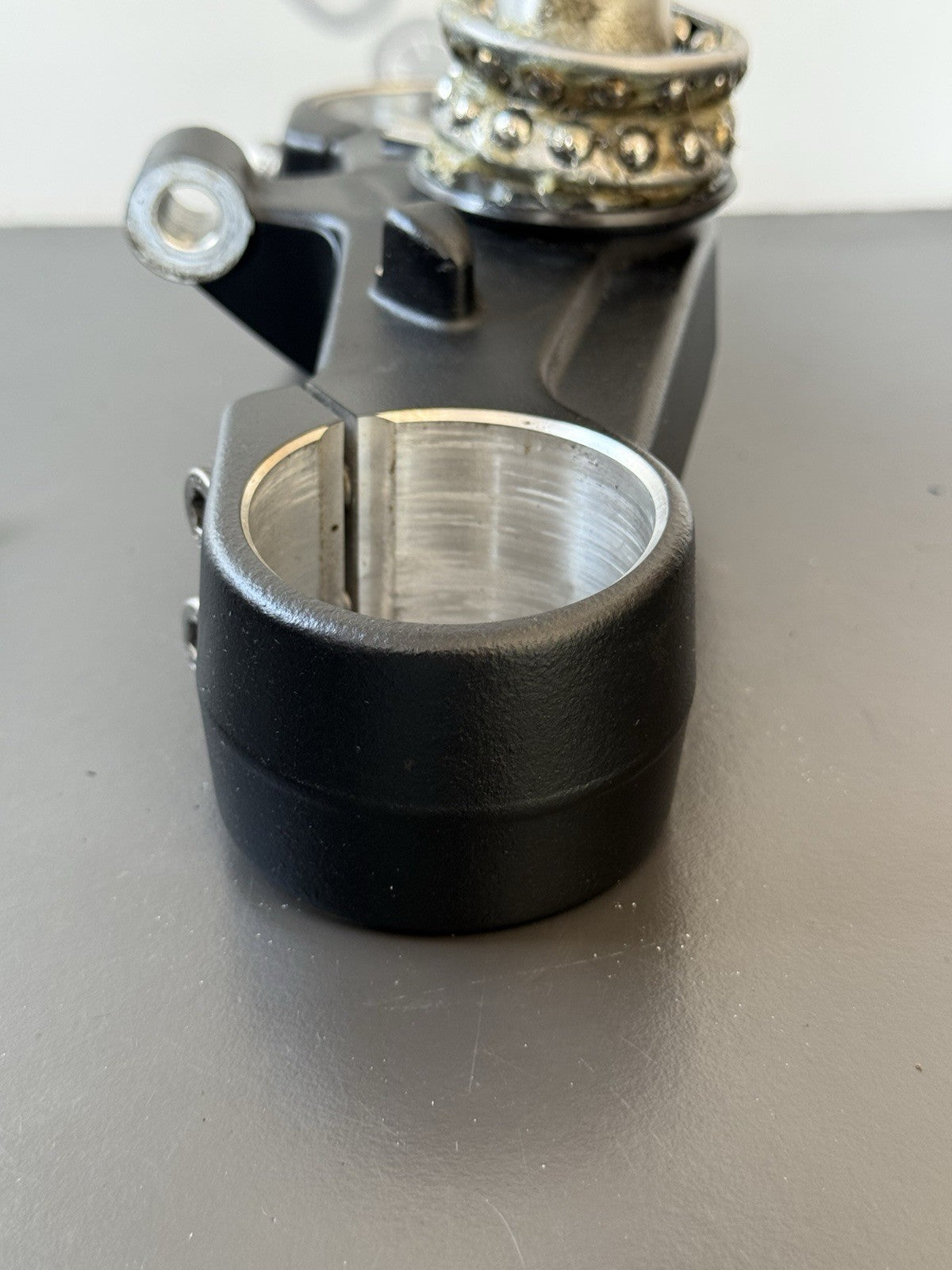 TRIUMPH TRIDENT 660 BOTTOM YOKE LOWER CLAMP YEAR 2021-2024 T2043096 DESCRIPTION