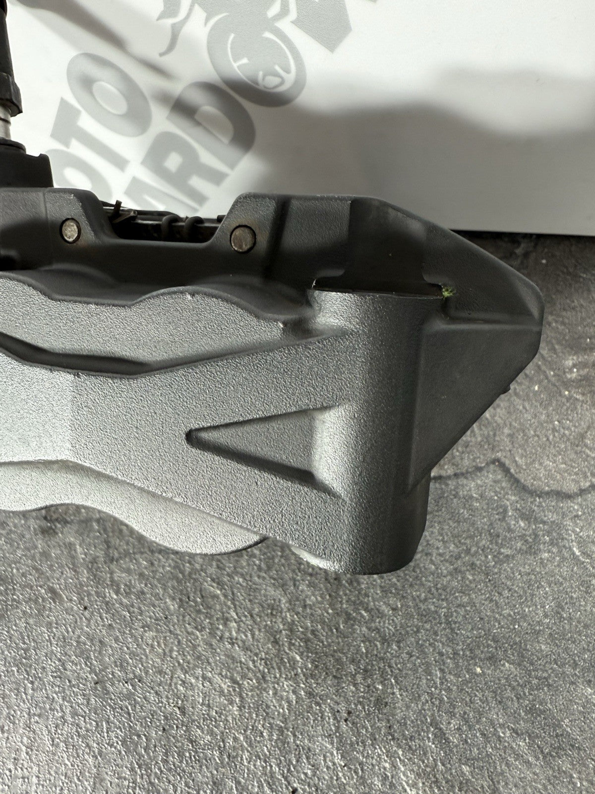 Yamaha YZF R125 R 125 2014 Front Brake Caliper & Pads 26983 Miles 2008-2018