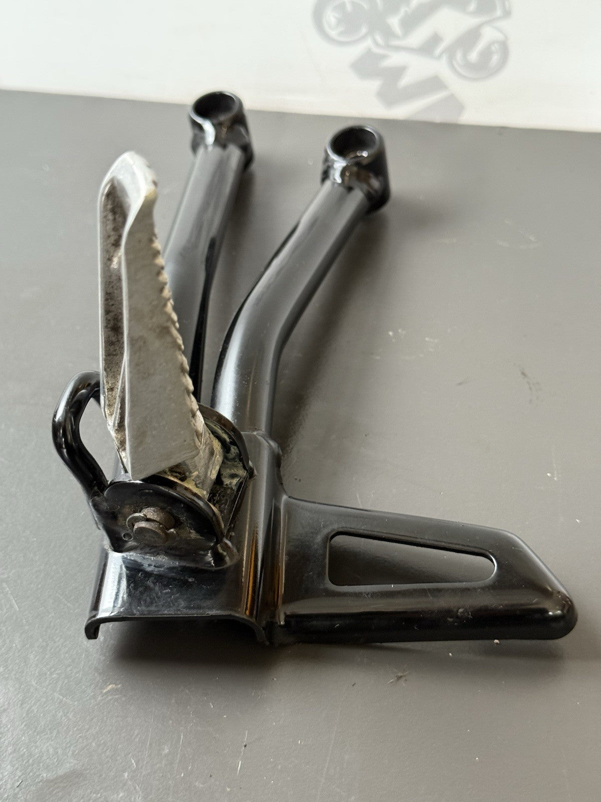 SUZUKI GSXS 125 LEFT PILLION FOOT REST LEFT PILLION FOOT HANGER OEM 2017-2021