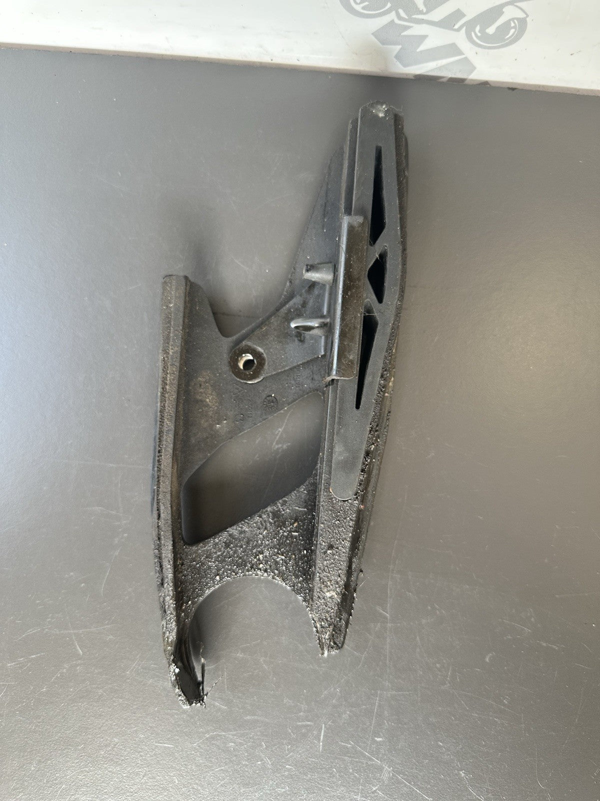 TRIUMPH STREET TRIPLE 675 675R CHAIN GUIDE 675 Chain Guide 2007-2011 OEM