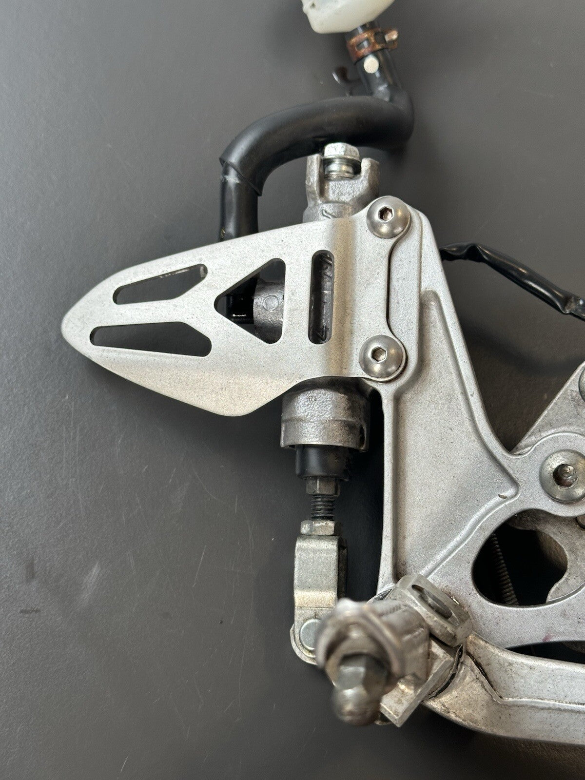 GSXR 600 GSXR 750 RIGHT Footrest Right Foot Assembly 2011-2017 L1-L7 OEM