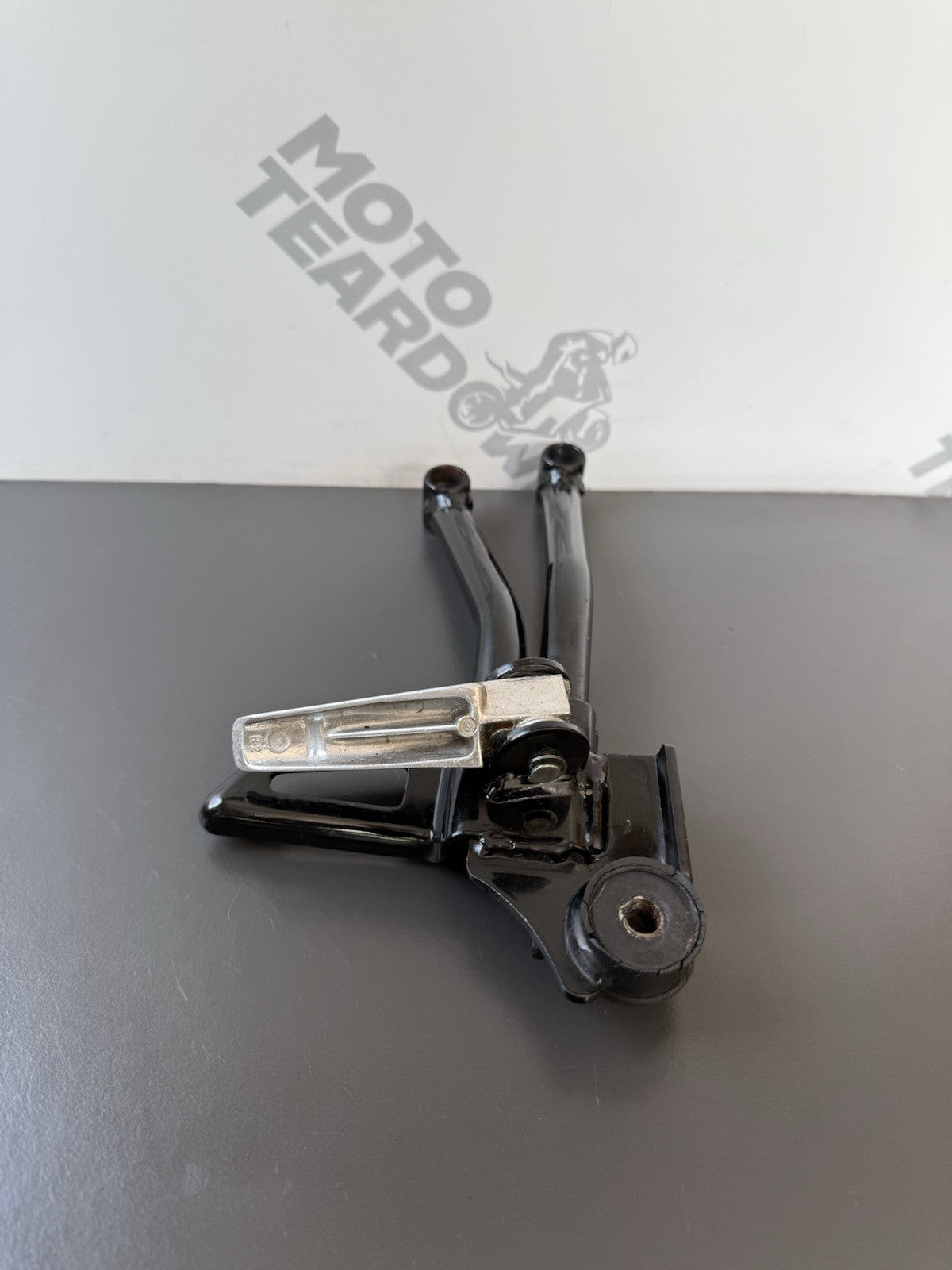 SUZUKI GSXS 125 RIGHT PILLION FOOT REST RIGHT PILLION FOOT HANGER OEM 2017-