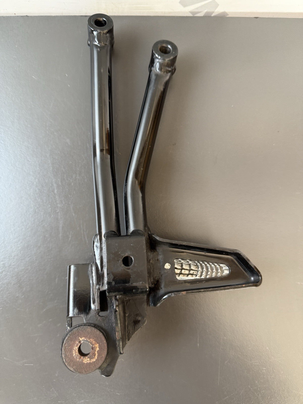 SUZUKI GSXS 125 RIGHT PILLION FOOT REST RIGHT PILLION FOOT HANGER OEM 2017-