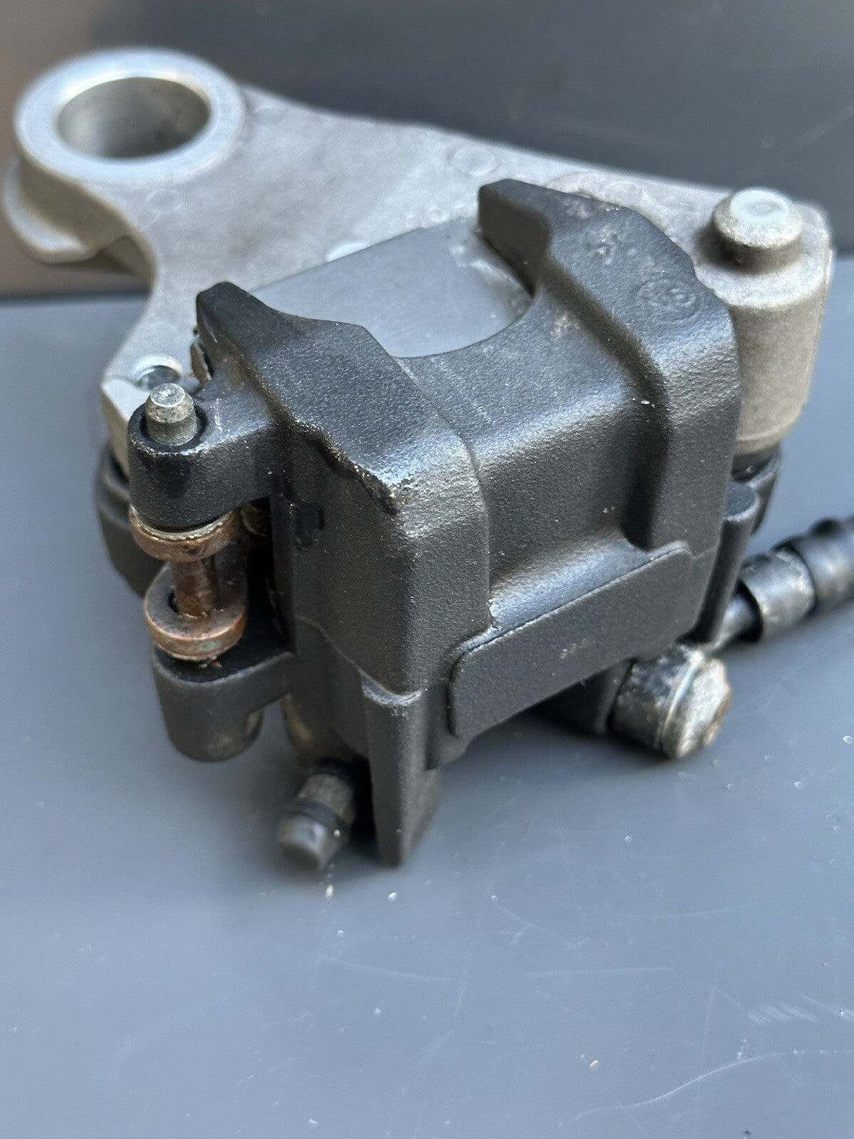 YAMAHA YZF R1 REAR BRAKE CALLIPER CALIPER WITH HANGER BRACKET 09-14 OEM R1 Brake